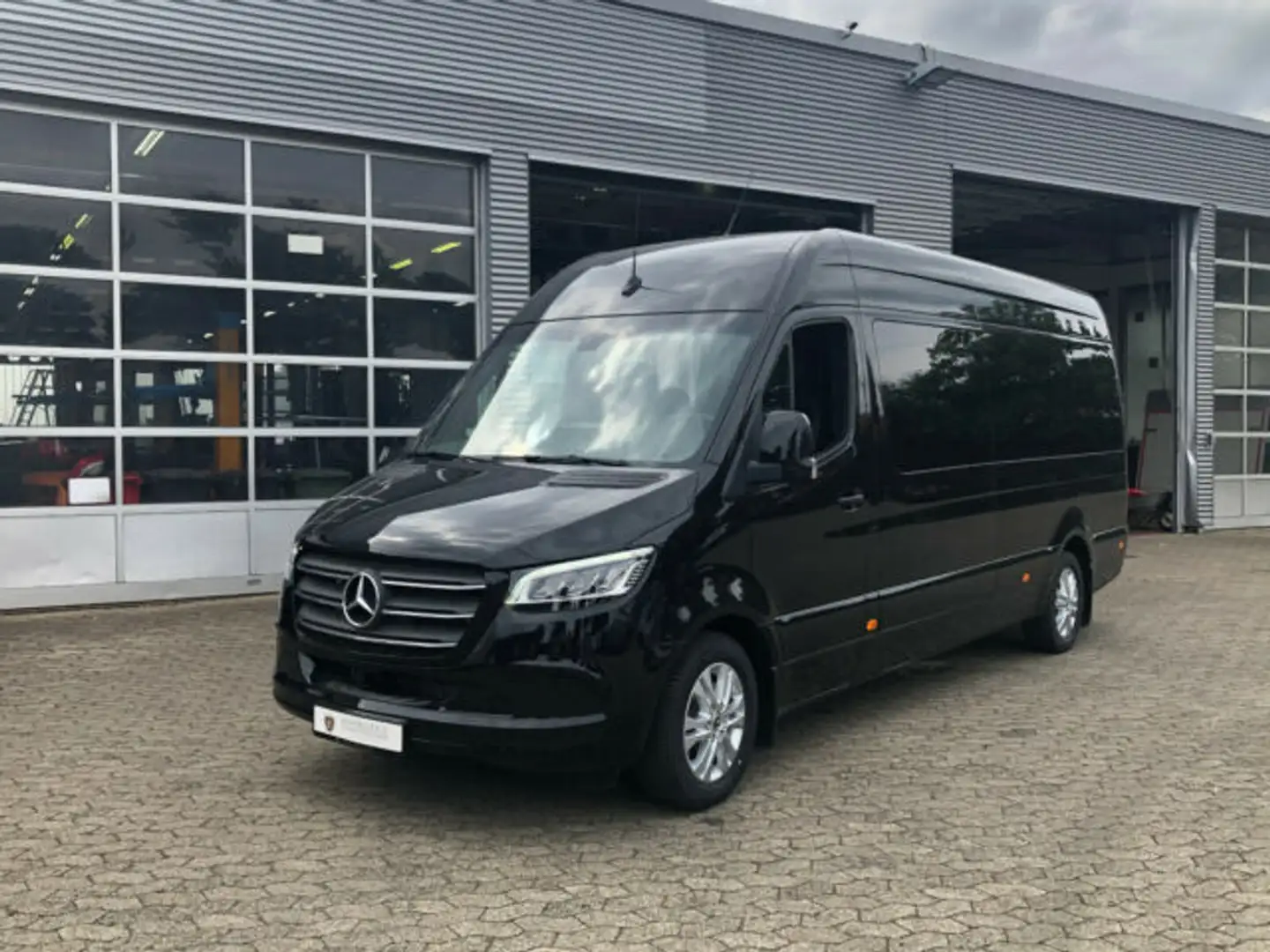 Mercedes-Benz Sprinter Van/Kleinbus in Schwarz neu in Nordstemmen für €  125.500,-