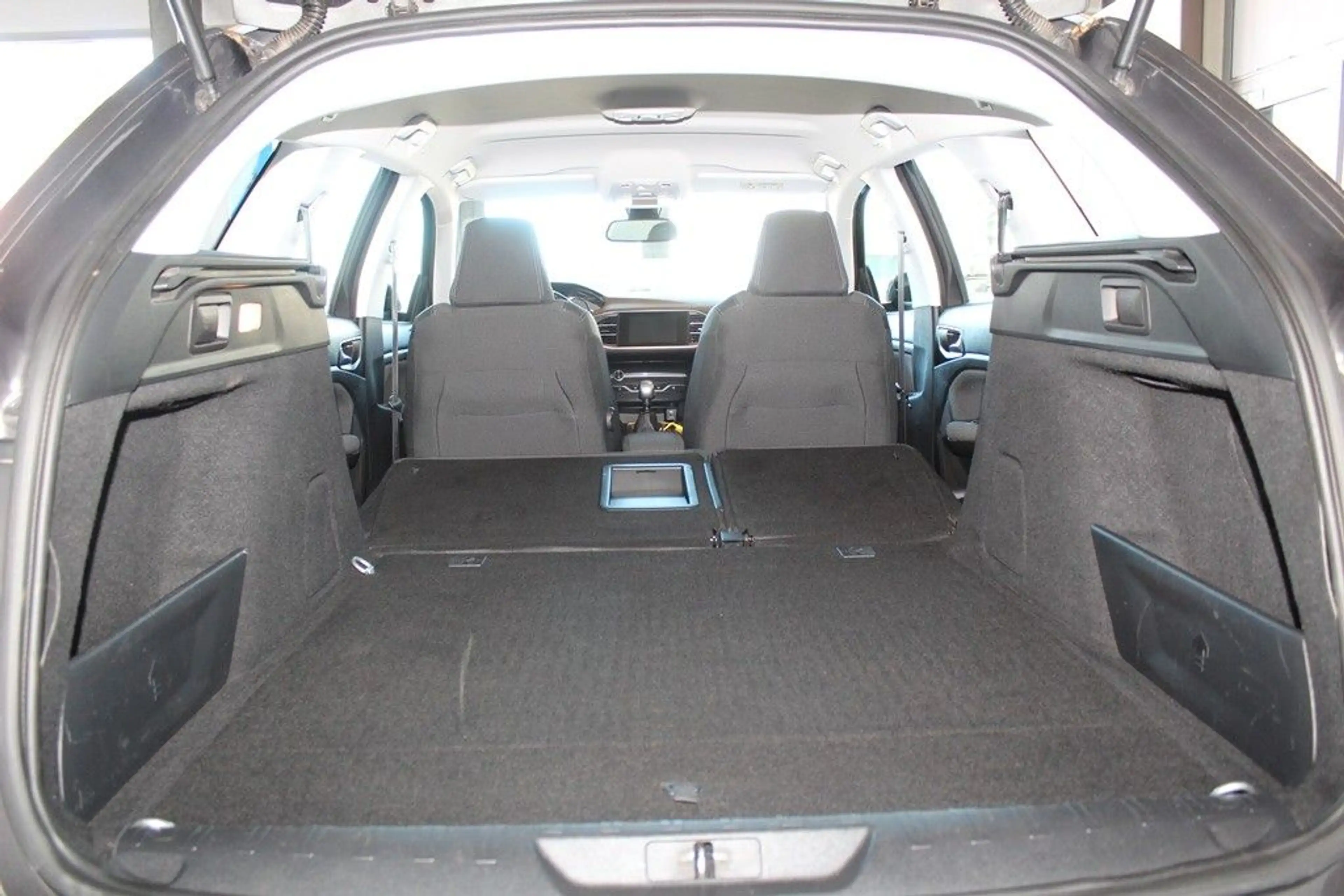 Peugeot 308 SW 1.5 BlueHdi 130 Allure*AHZV*SZHZG*NAVI* — photo 12