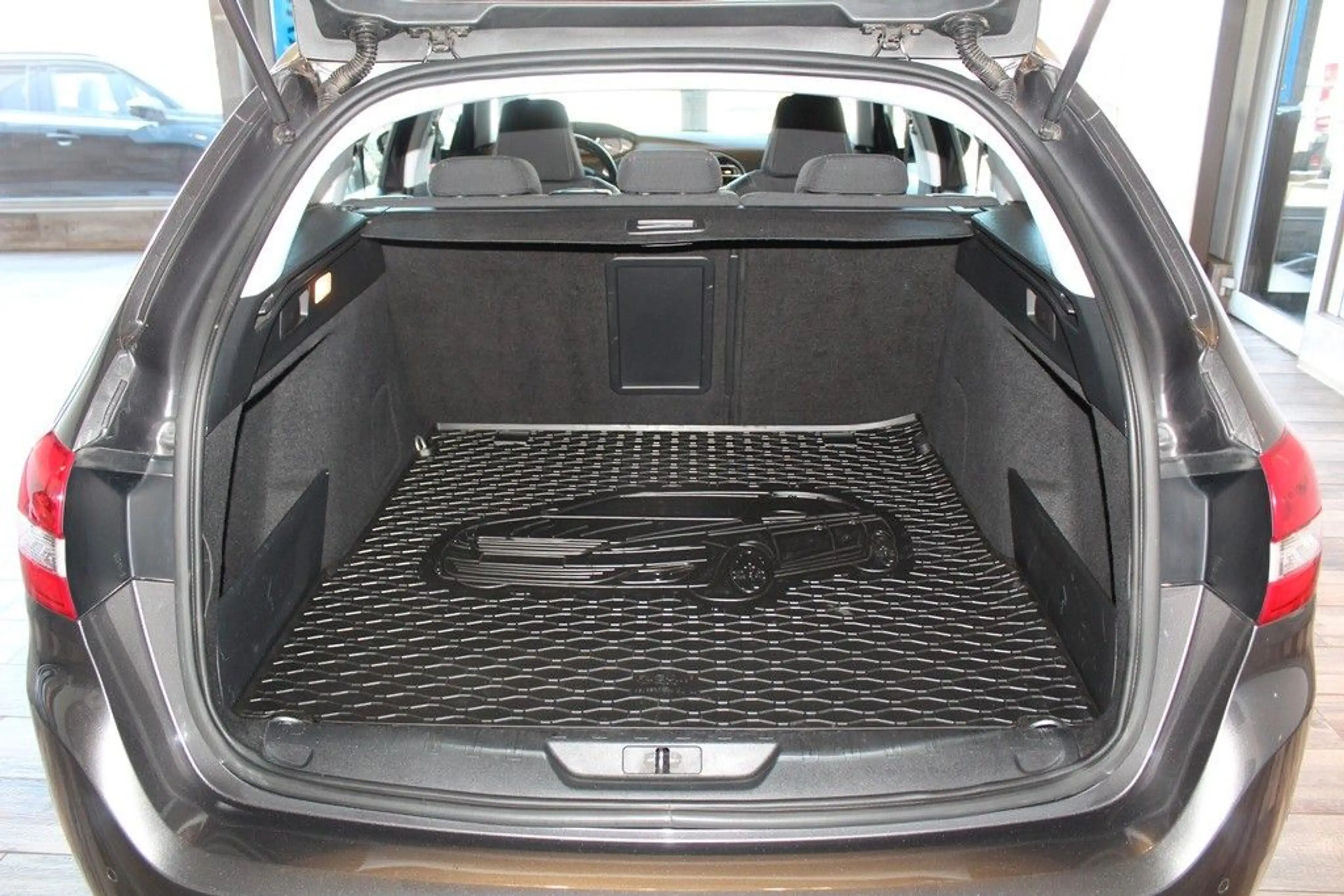 Peugeot 308 SW 1.5 BlueHdi 130 Allure*AHZV*SZHZG*NAVI* — photo 11