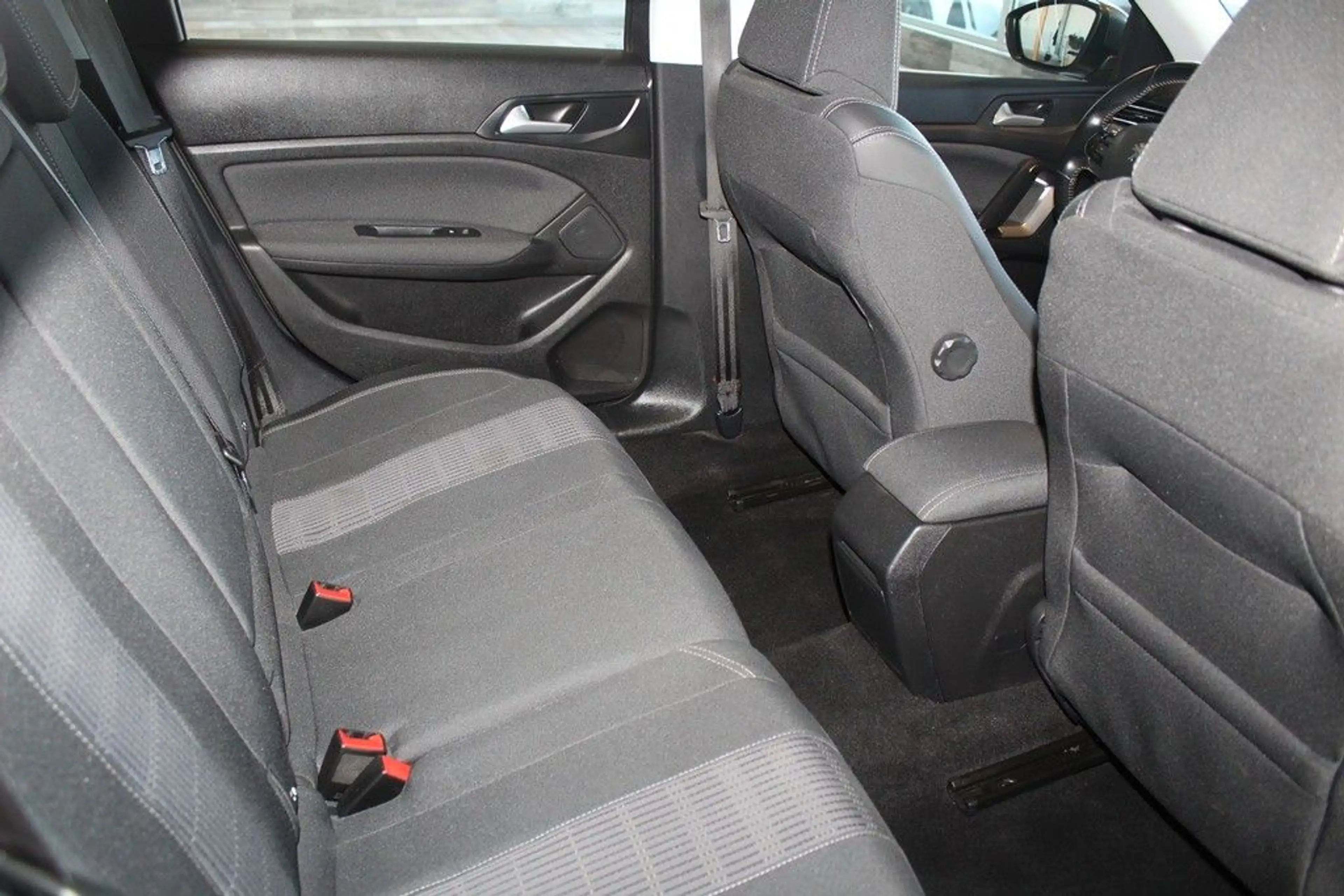 Peugeot 308 SW 1.5 BlueHdi 130 Allure*AHZV*SZHZG*NAVI* — photo 13