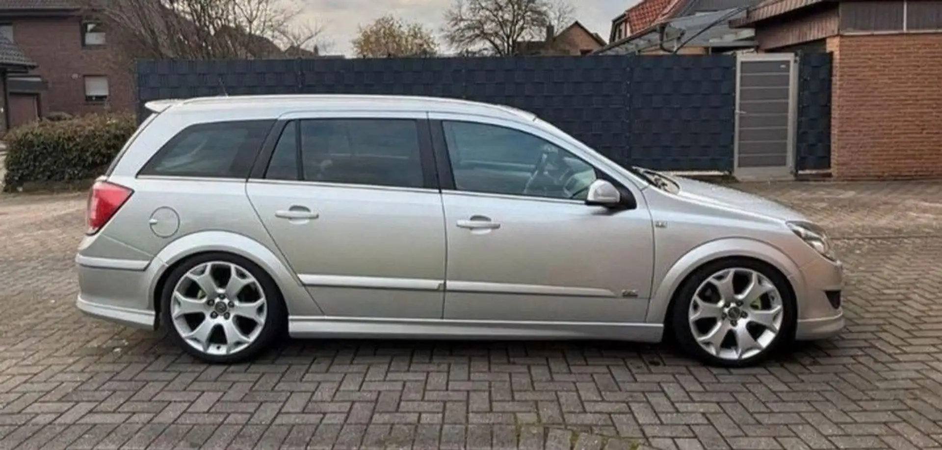 Opel Astra Astra 2.0 Turbo OPC Wagon 280pk Zilver - 1