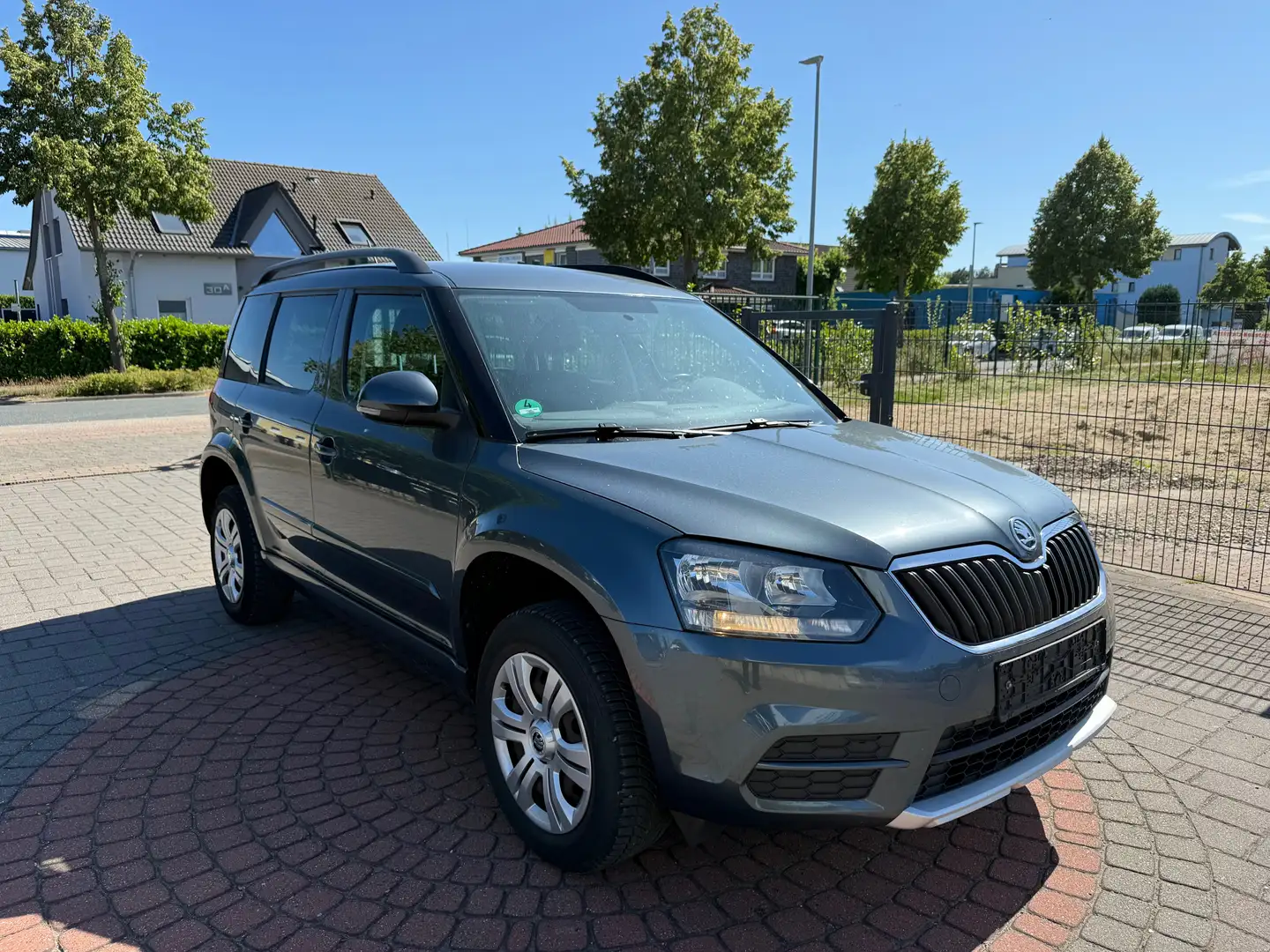 Skoda Yeti Active TEMPOMAT+SHZ+PDC+EURO6+TÜV Grau - 2