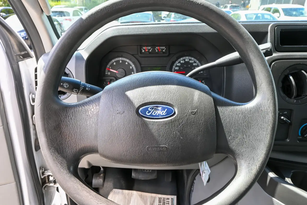 Ford E-Series Cutaway снимка Ford E-Series Cutaway