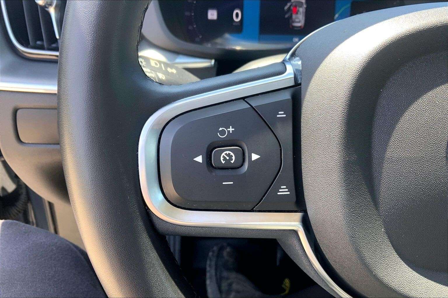 2024 Volvo XC60 | Hybrid | Sunroof | Heated Steering Wheel thumb 12