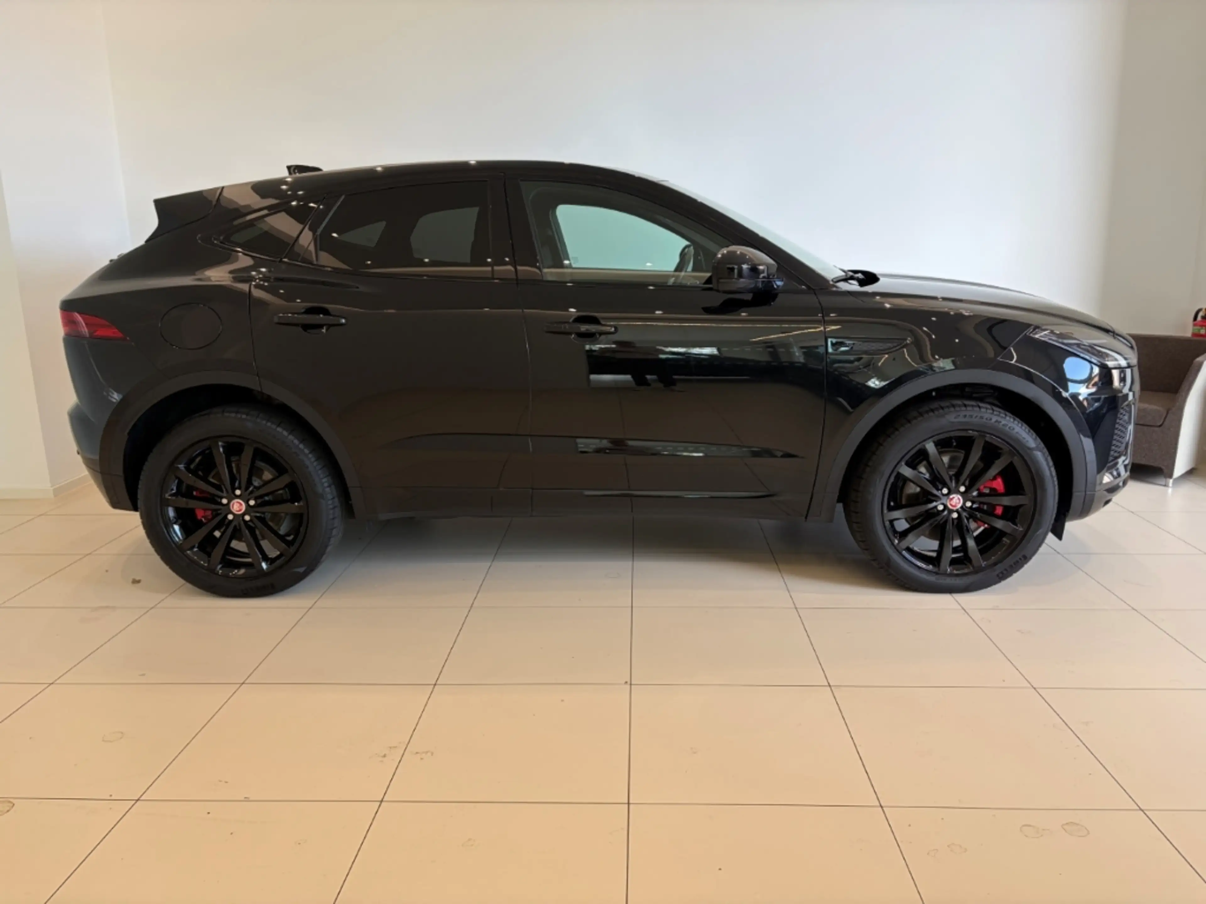 Jaguar E-Pace R-Dynamic SE AWD Plug-In Hybrid — photo 6
