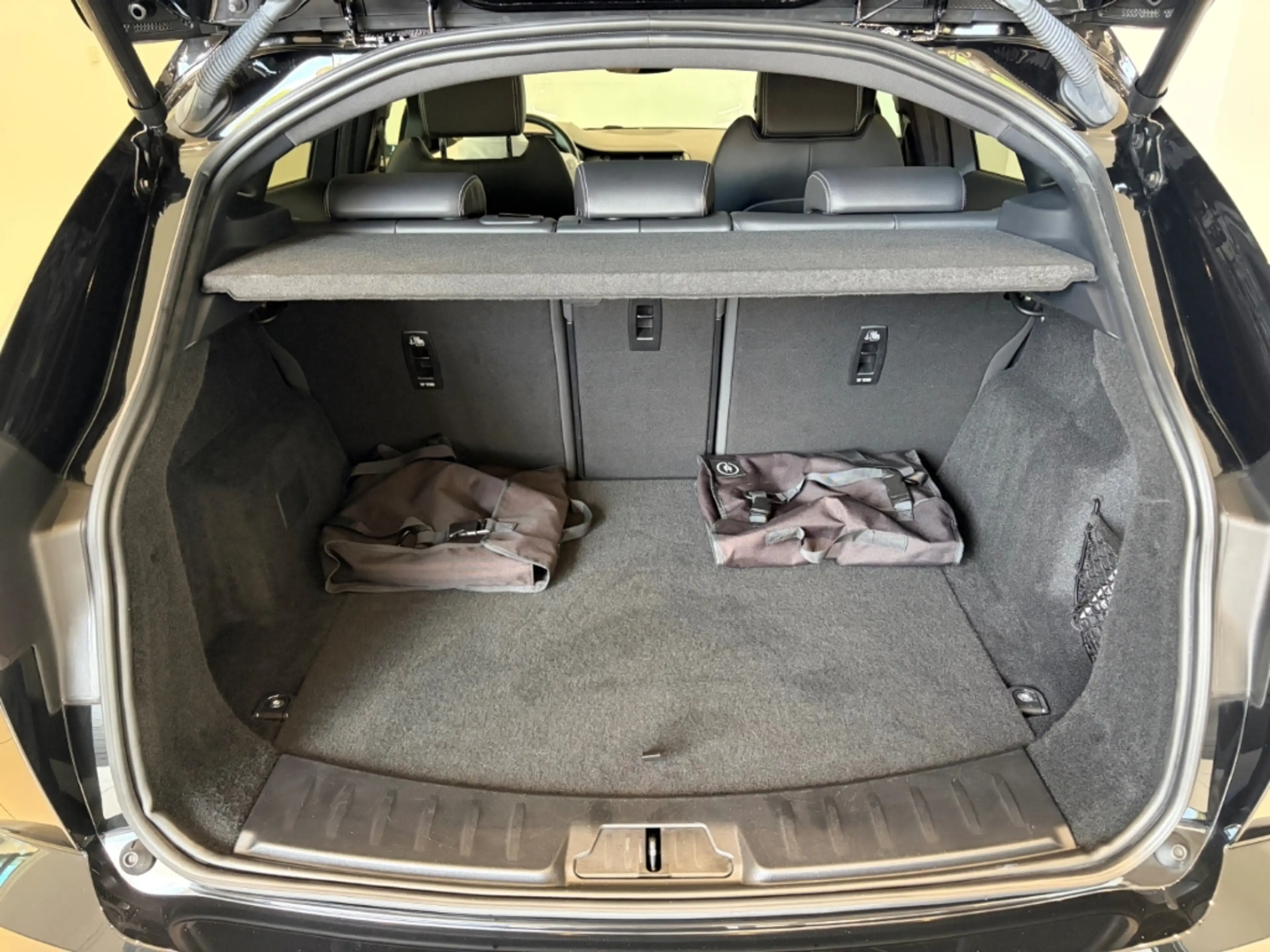 Jaguar E-Pace R-Dynamic SE AWD Plug-In Hybrid — photo 9
