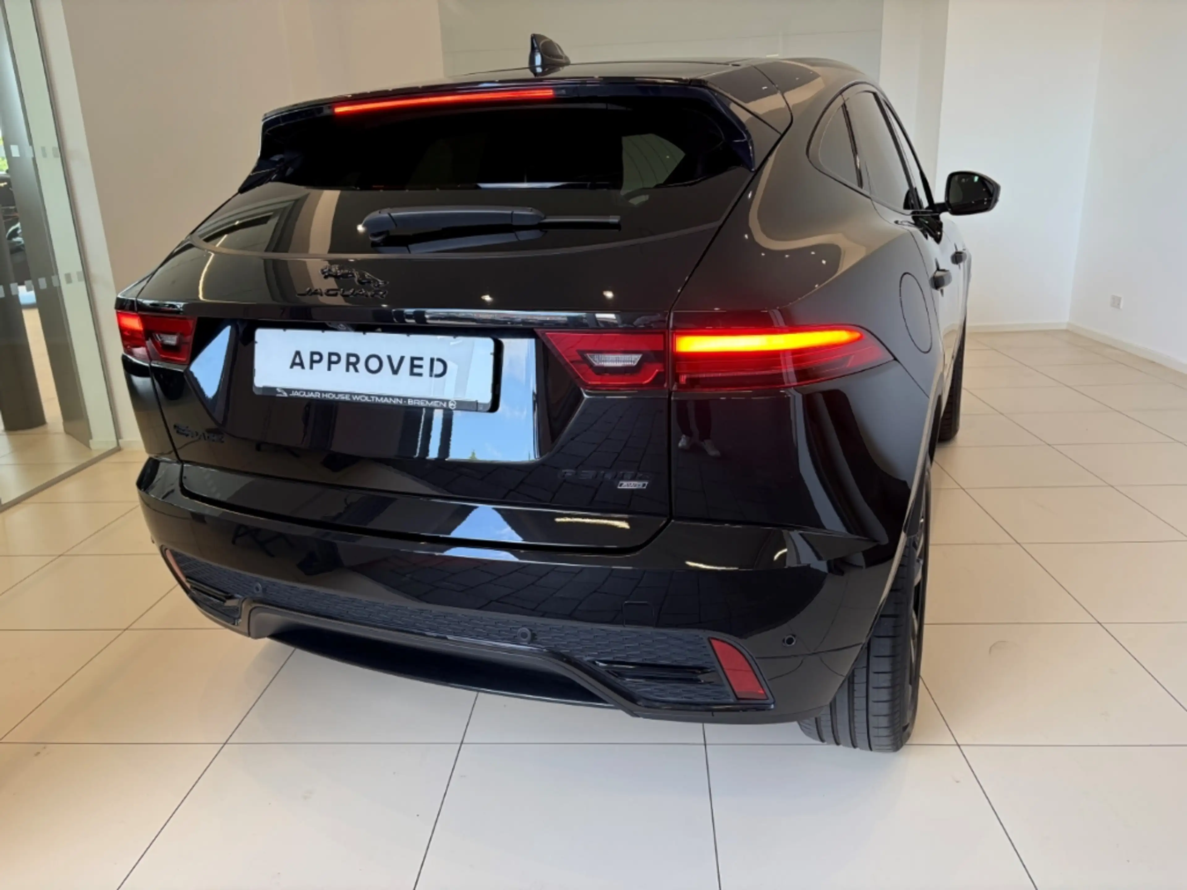 Jaguar E-Pace R-Dynamic SE AWD Plug-In Hybrid — photo 12