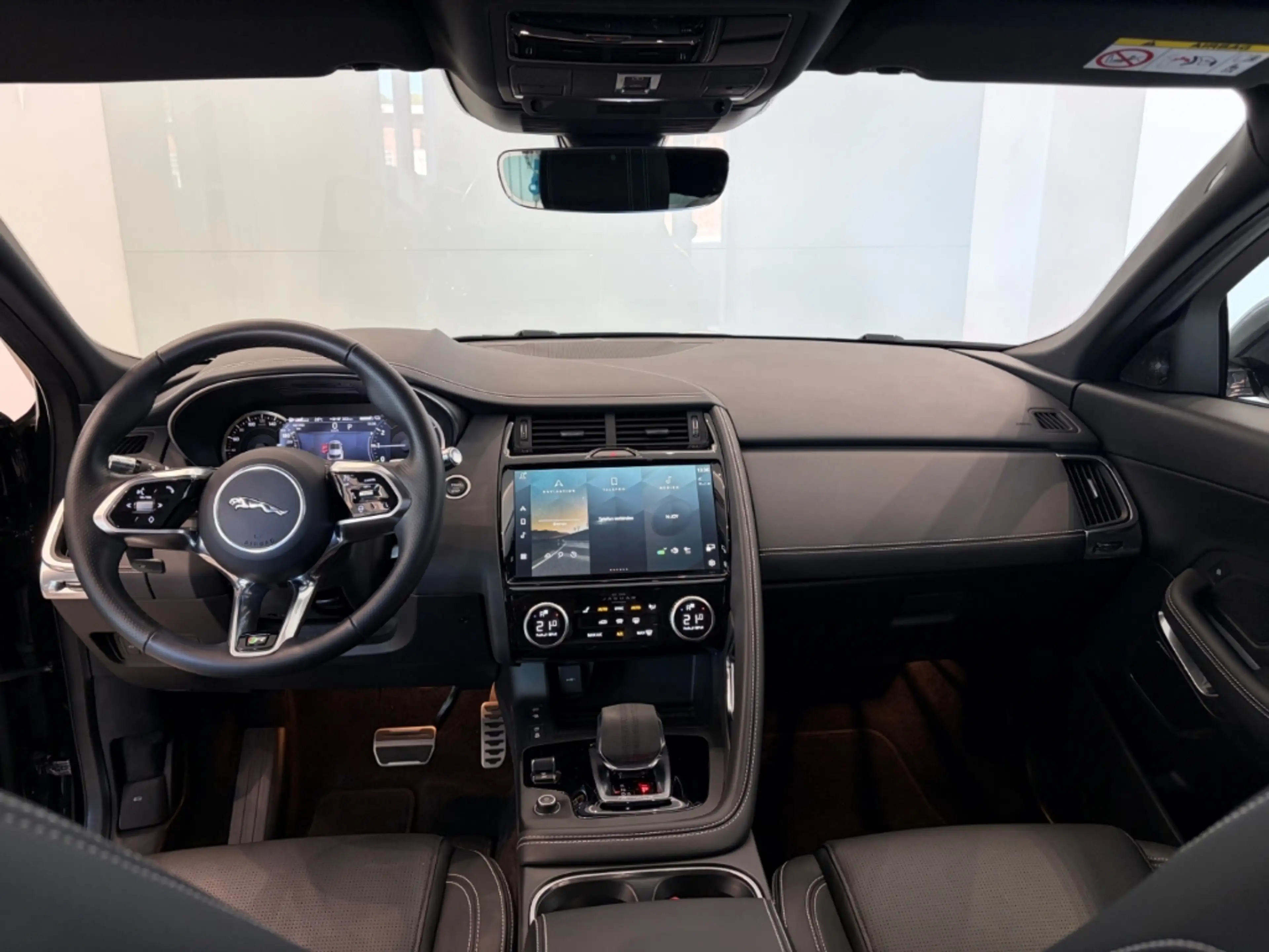 Jaguar E-Pace R-Dynamic SE AWD Plug-In Hybrid — photo 4