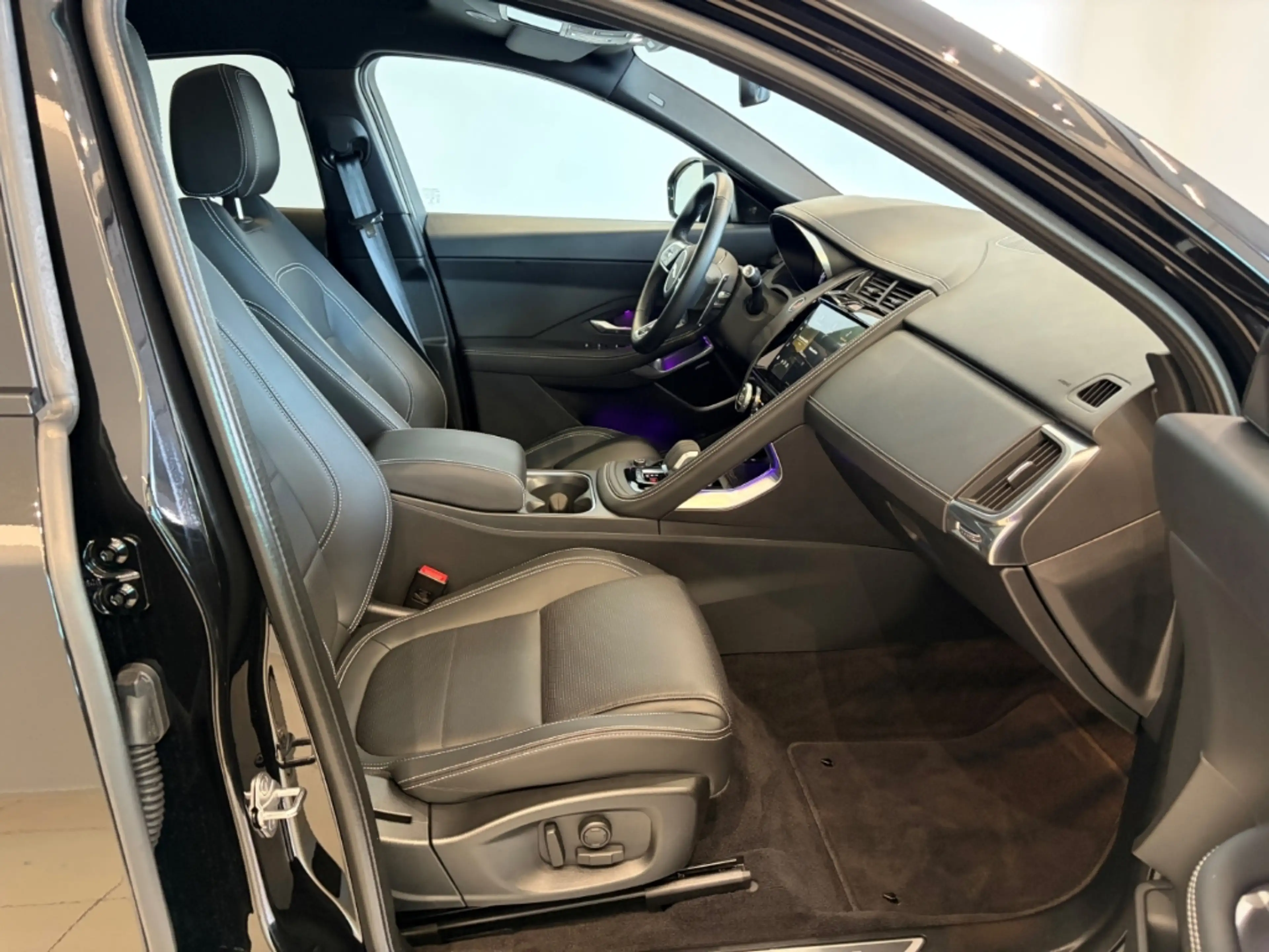 Jaguar E-Pace R-Dynamic SE AWD Plug-In Hybrid — photo 3
