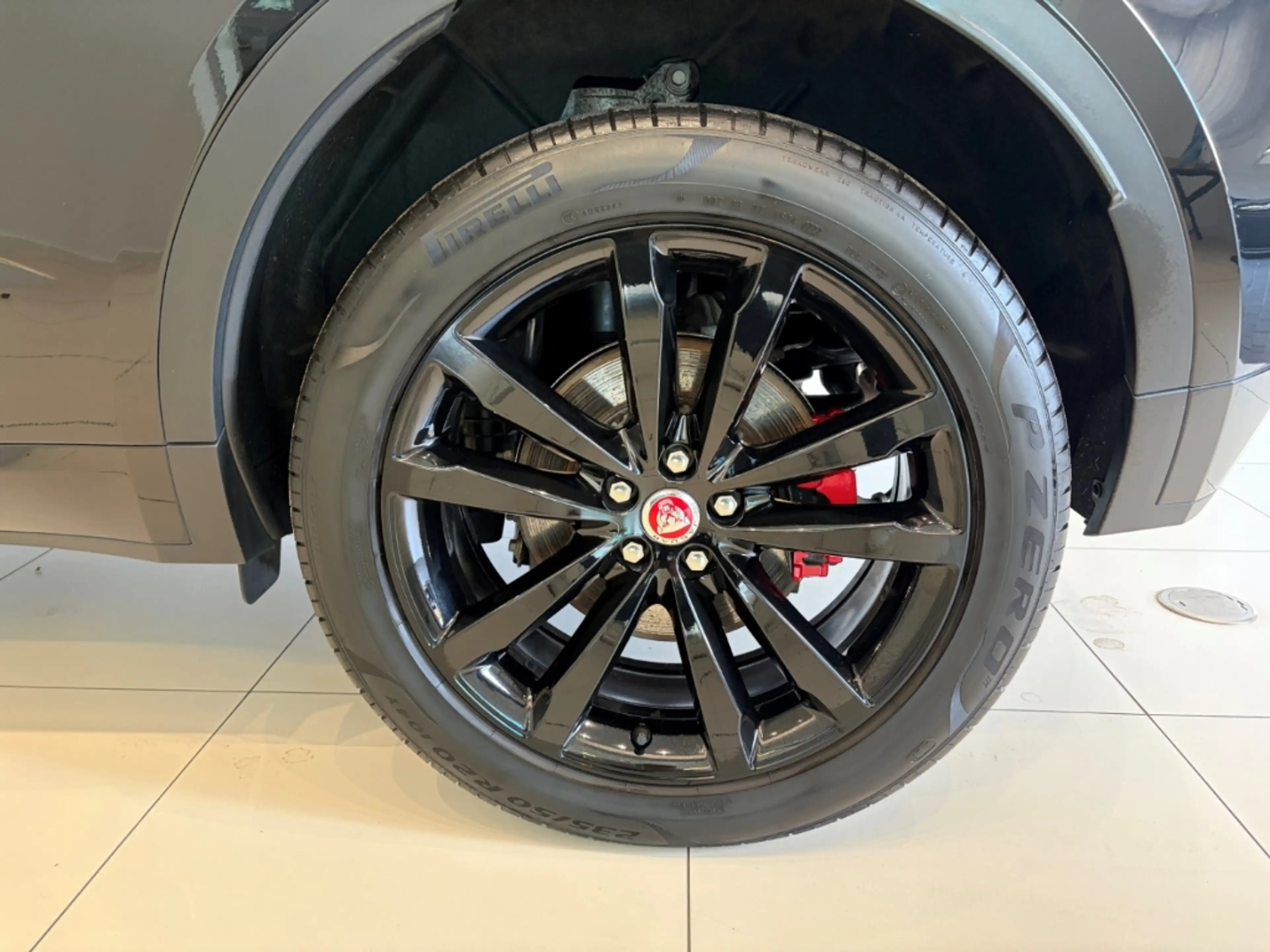 Jaguar E-Pace R-Dynamic SE AWD Plug-In Hybrid — photo 10