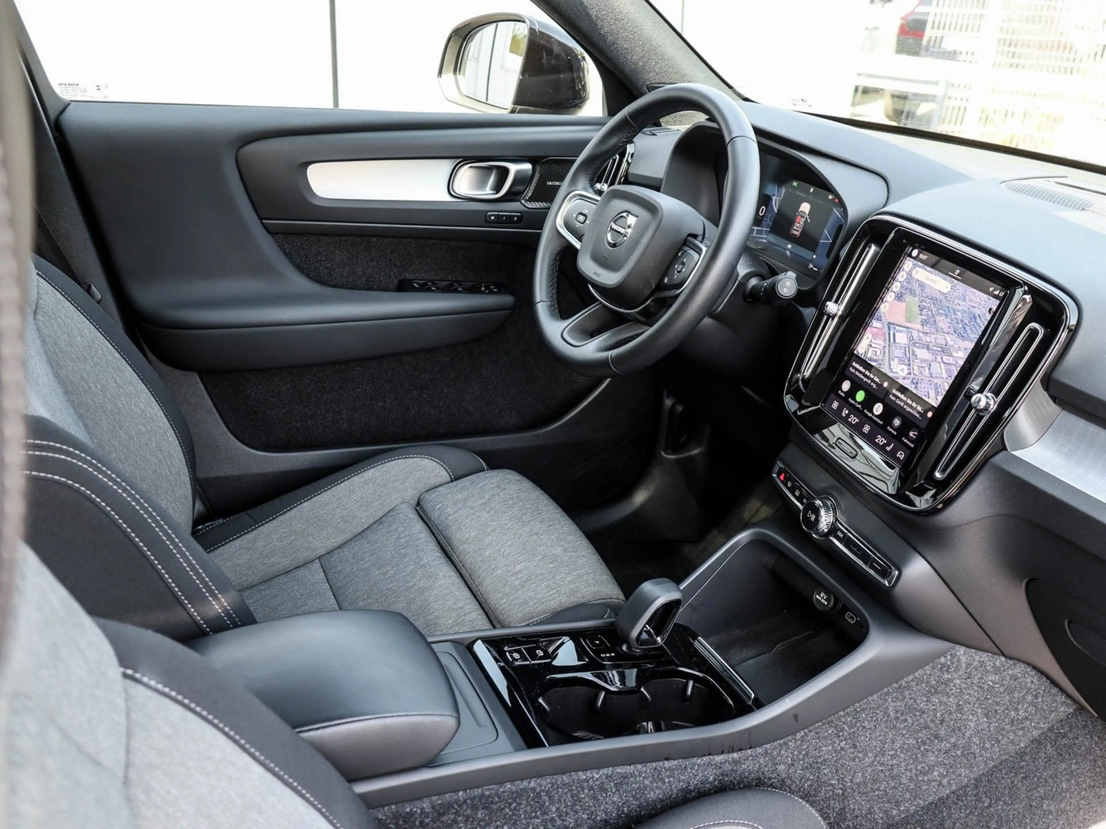 Volvo XC40 B3 Plus Black Edition Panorama 360 Kamera 20 Zoll — photo 3