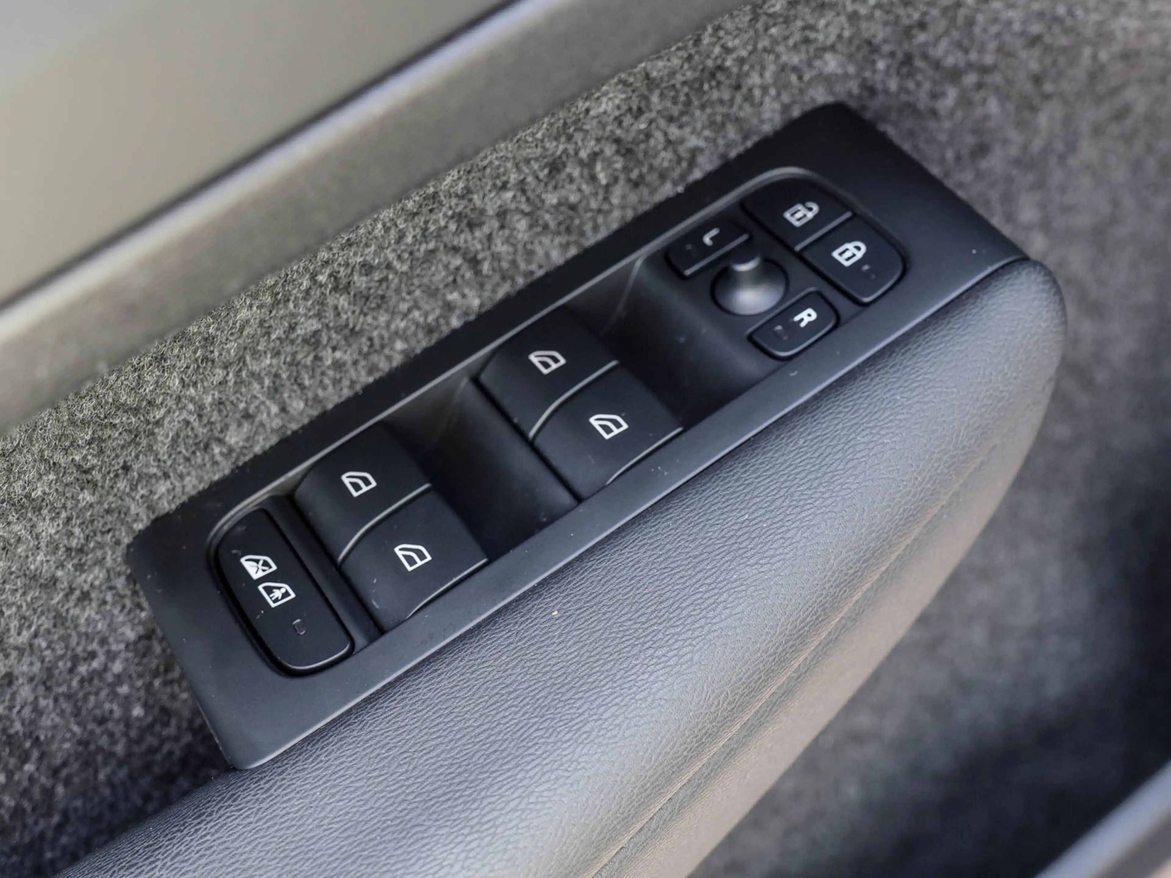 Volvo XC40 B3 Plus Black Edition Panorama 360 Kamera 20 Zoll — photo 16