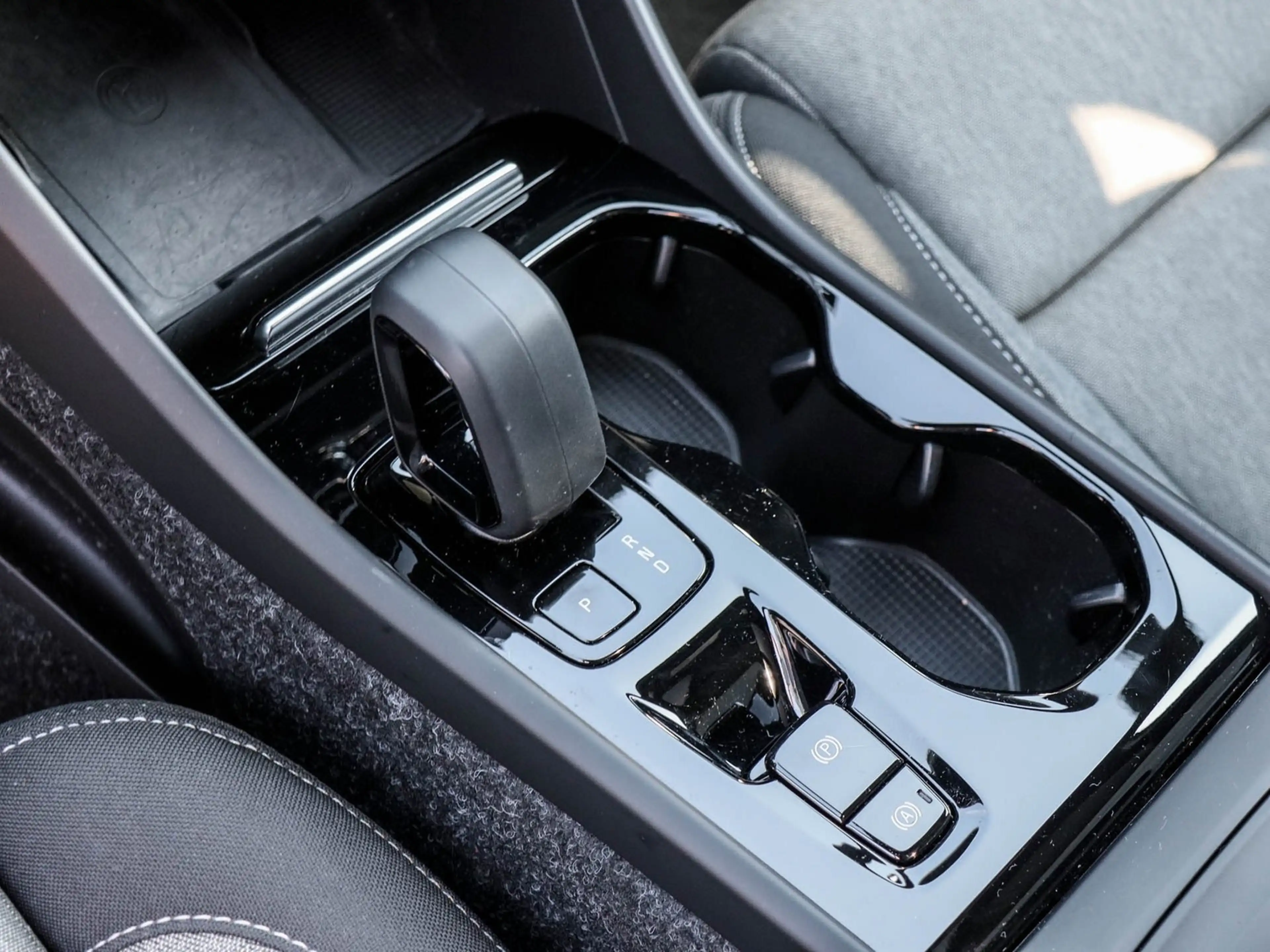 Volvo XC40 B3 Plus Black Edition Panorama 360 Kamera 20 Zoll — photo 10