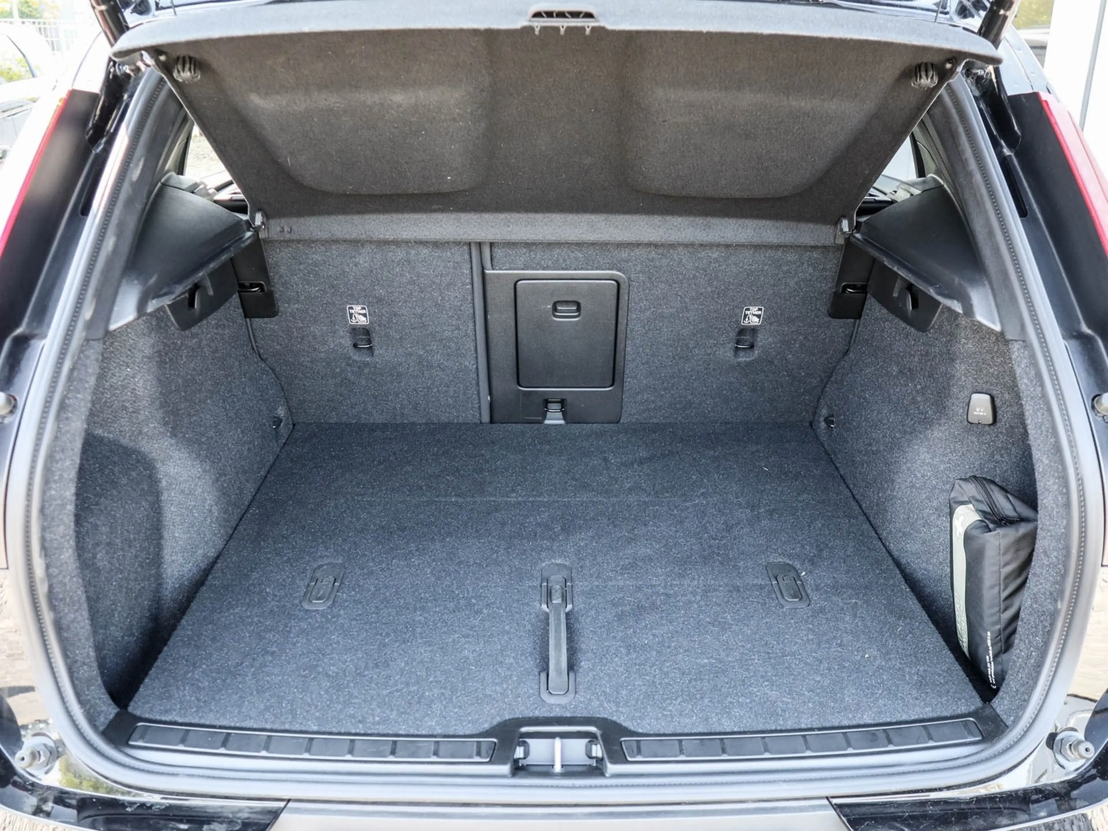 Volvo XC40 B3 Plus Black Edition Panorama 360 Kamera 20 Zoll — photo 11