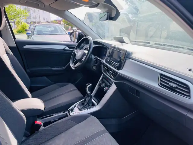 Volkswagen T-Roc view 10
