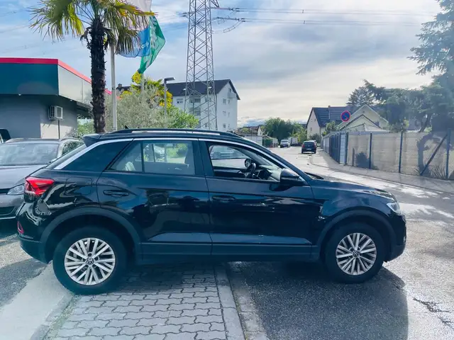 Volkswagen T-Roc view 2