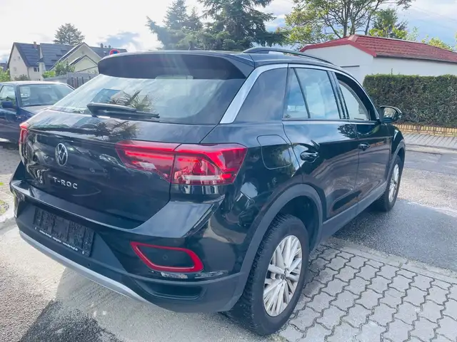 Volkswagen T-Roc view 3