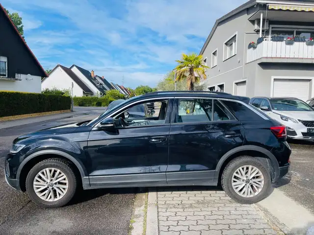 Volkswagen T-Roc view 8