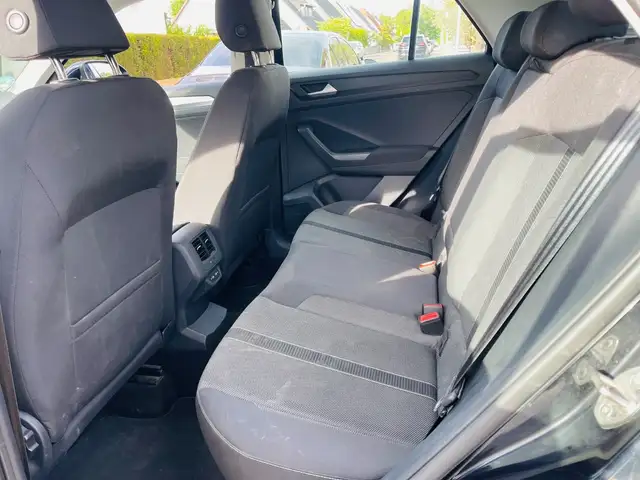 Volkswagen T-Roc view 7