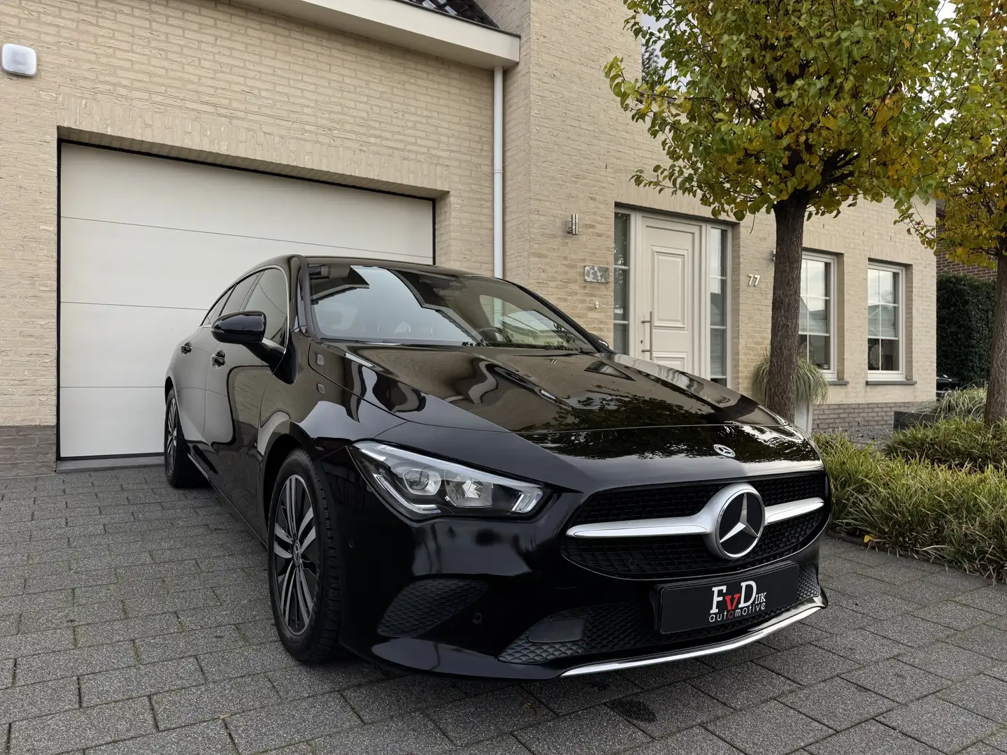 Mercedes-Benz CLA 180 Shooting Brake Luxury Aut Widescreen Navi SfeerVer Zwart - 1