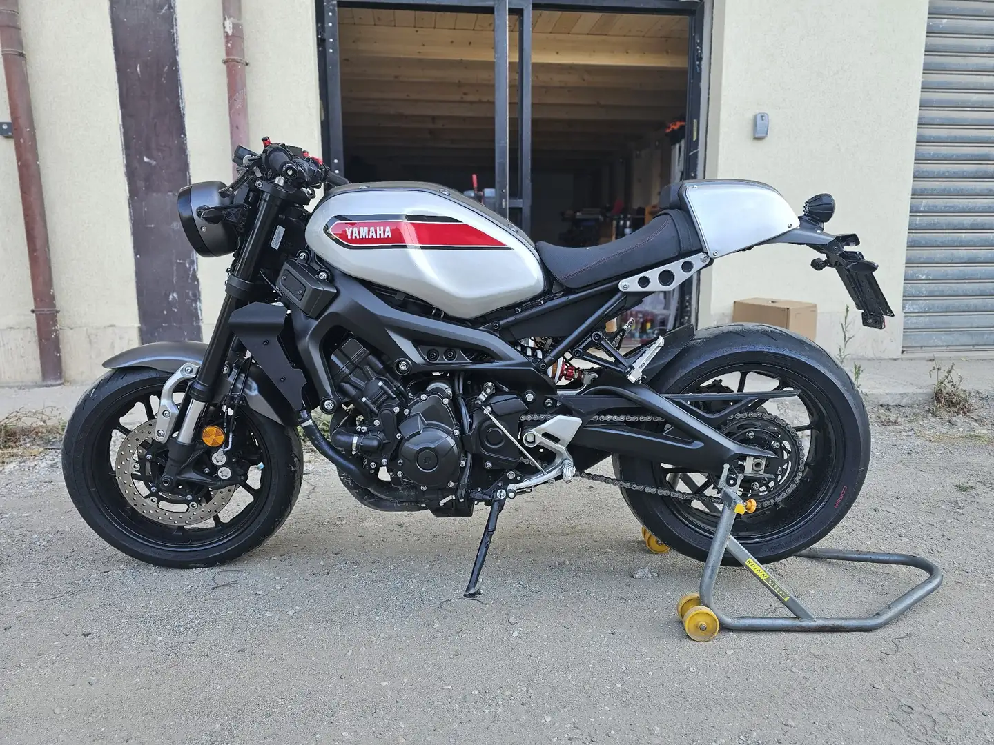 Yamaha XSR 900 Srebrny - 1