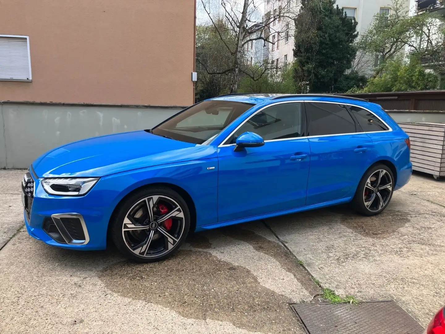 Audi A4 Avant 40 TDI quattro S tronic line Blau - 1