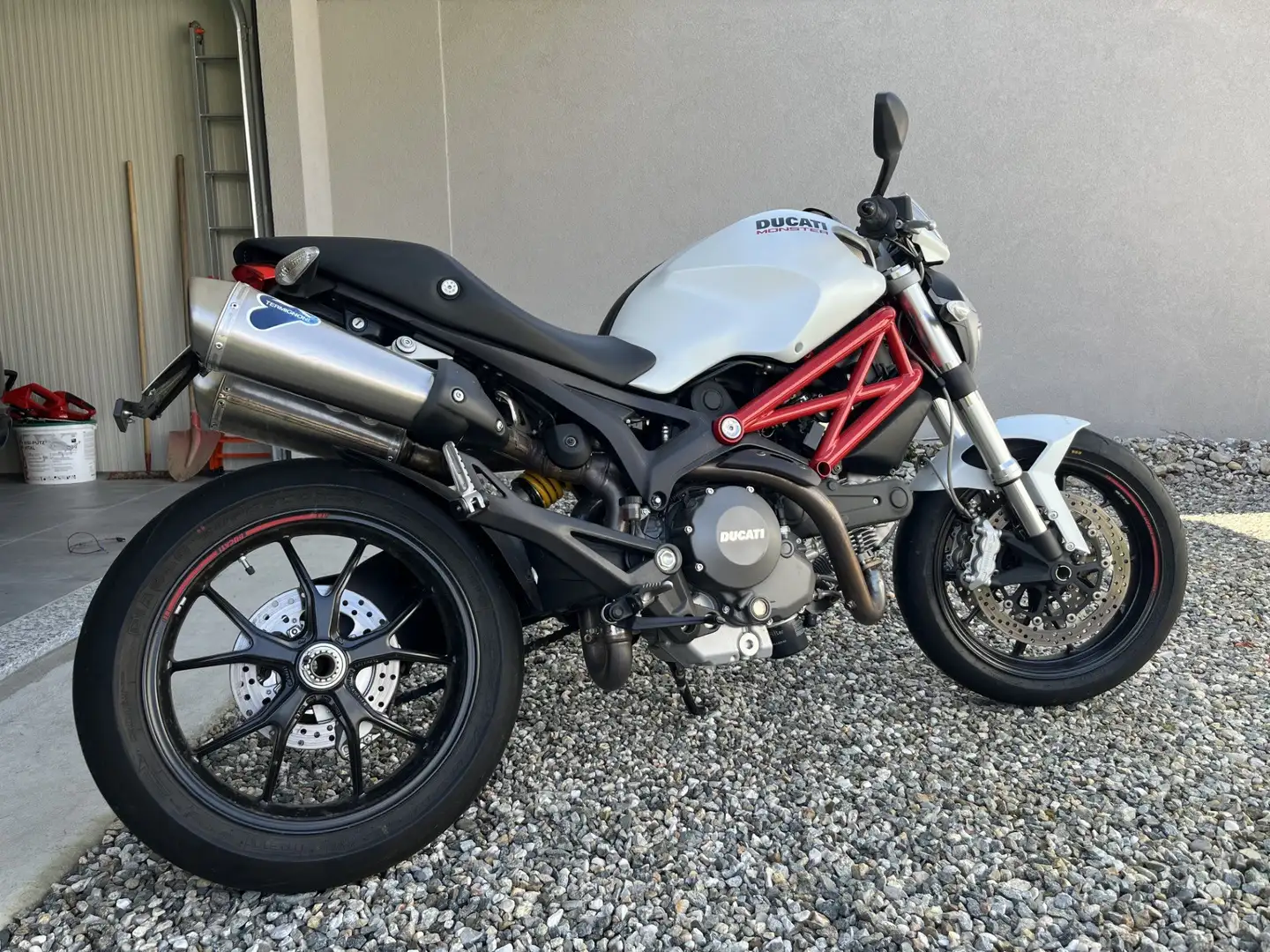 Ducati Monster 796 bijela - 2