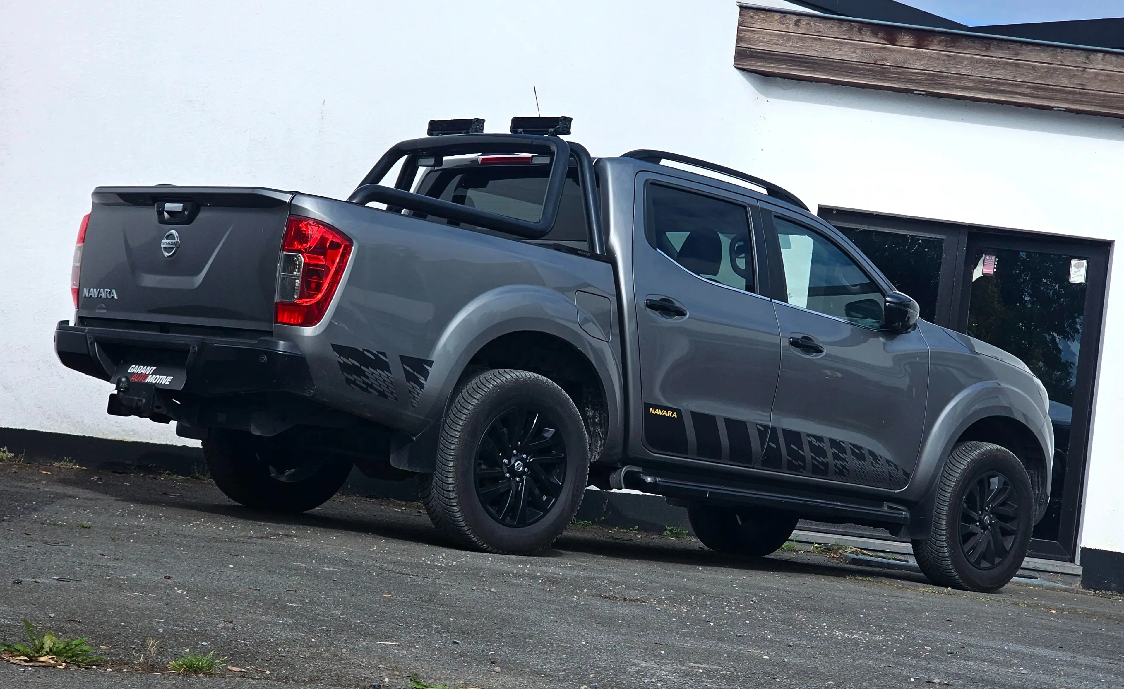 Nissan Navara Black Edition N-GUARD *23132 EX BTW / HTVA — photo 2