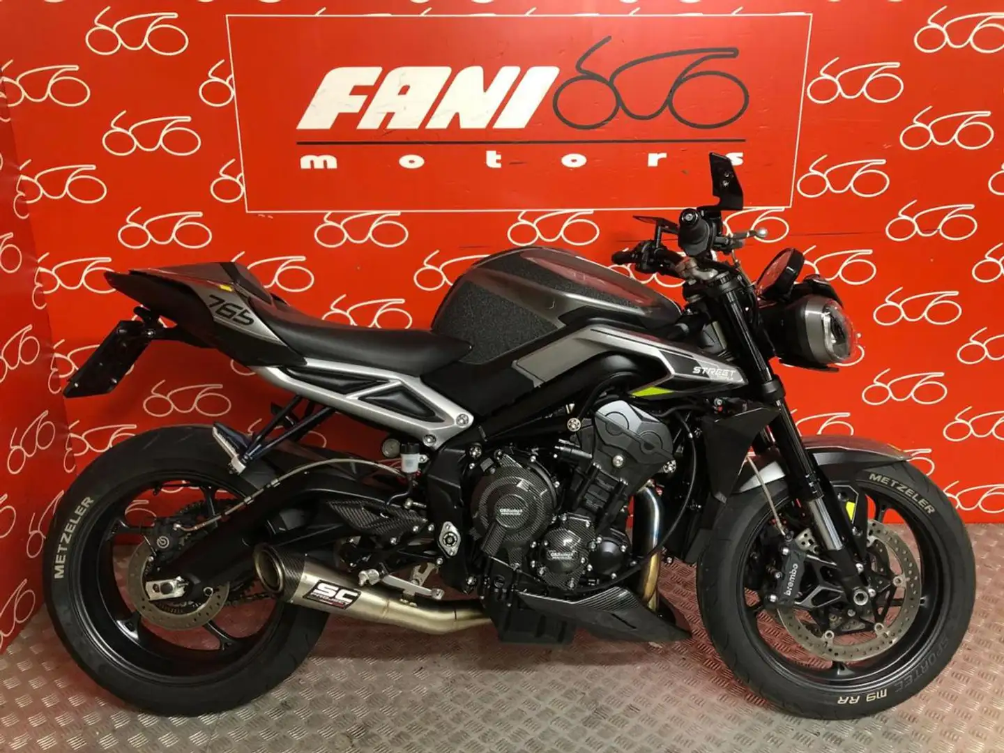 Triumph Street Triple 765 R Šedá - 1