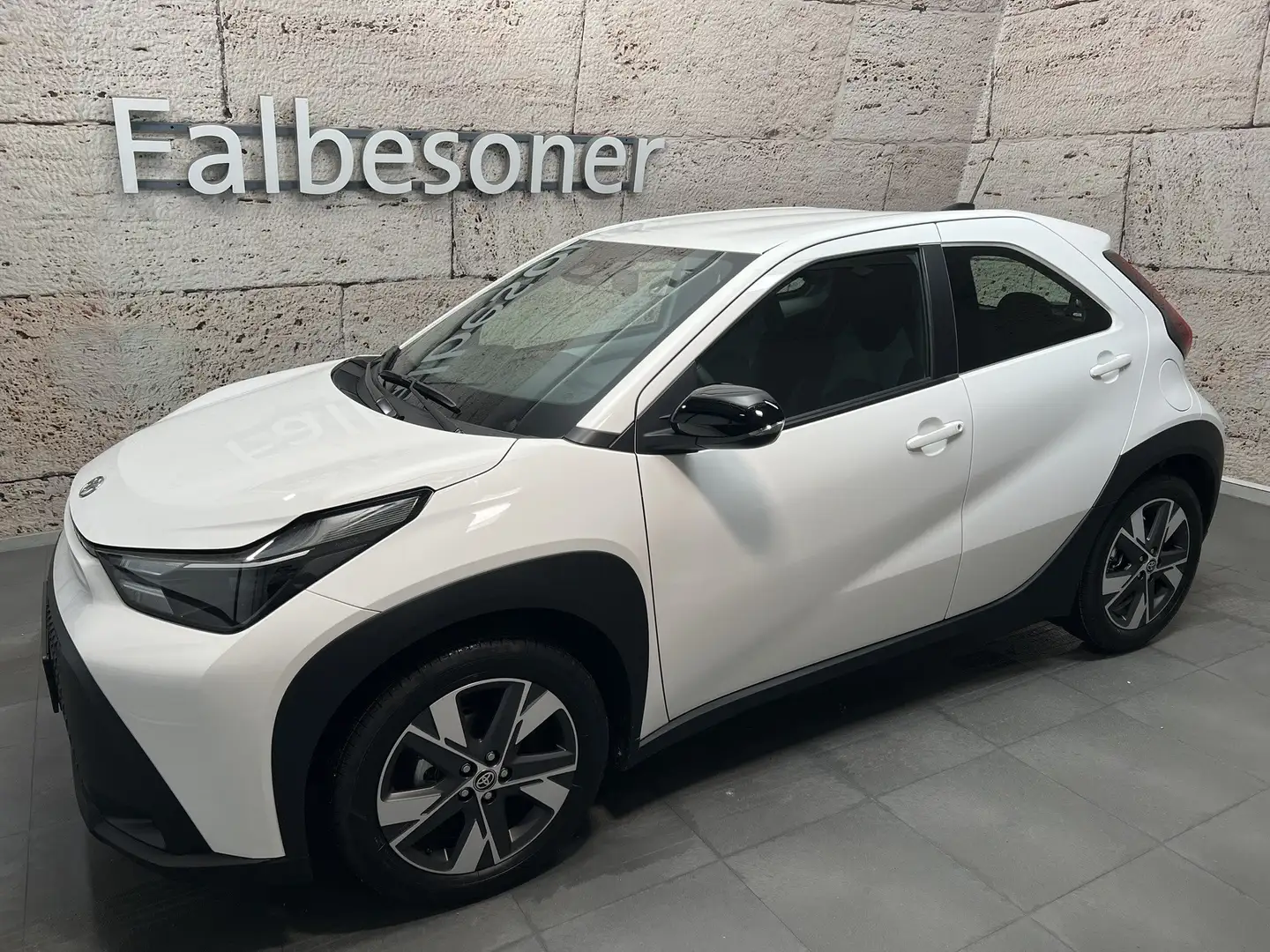 Toyota Aygo X 1,5 Hybrid Active Weiß - 2
