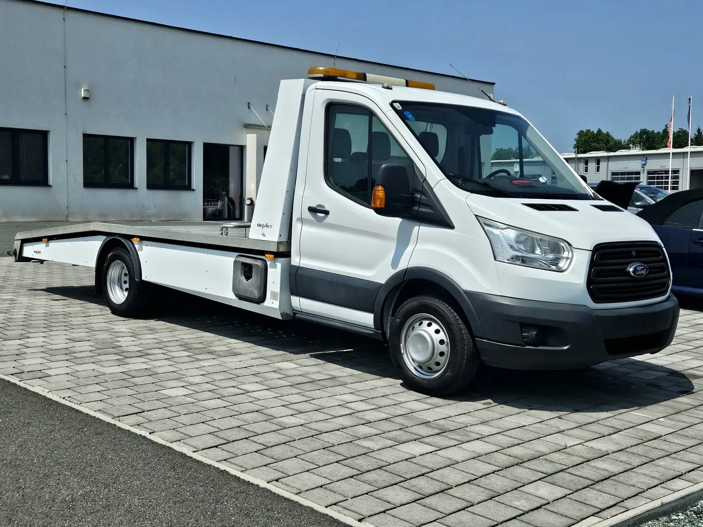 Ford Transit Abschleppwagen Weiß - 1