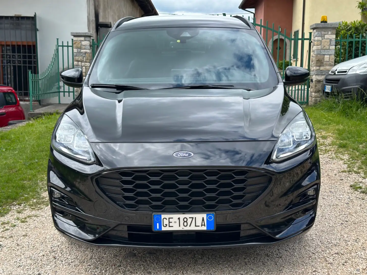 Ford Kuga 1.5 EcoBlue 120 CV aut. 2WD ST-Line X Fekete - 2