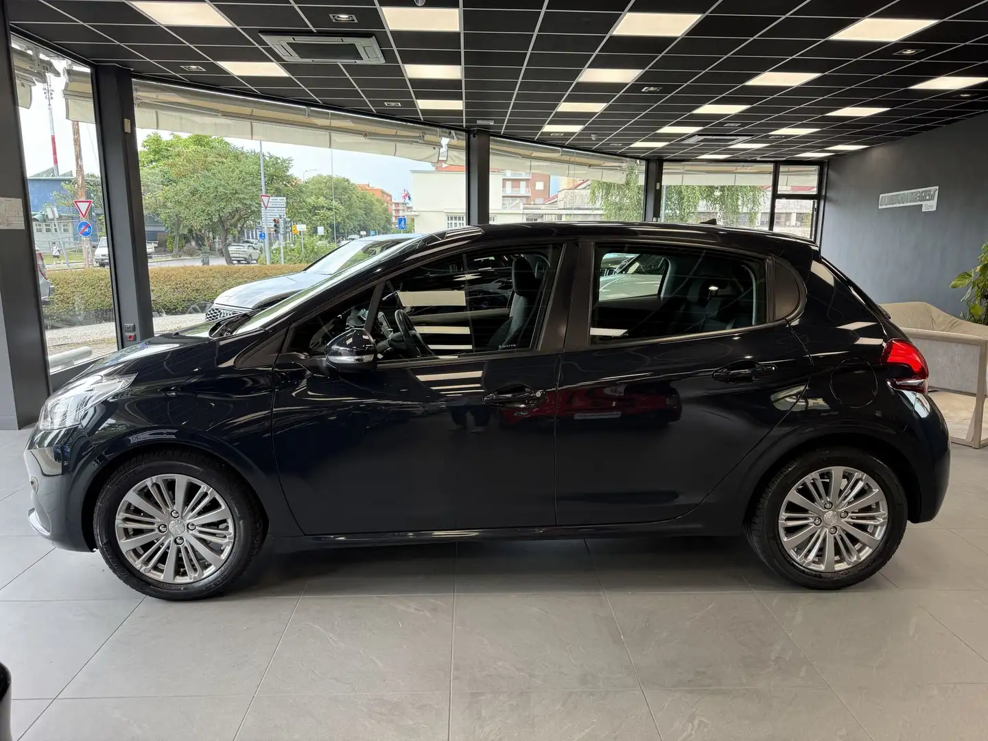 Peugeot 208 PureTech 82CV 5 porte Allure Grigio - 2
