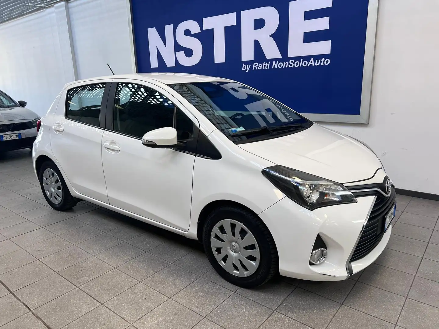 Toyota Yaris 2015 5p 1.0 Style E6 Biały - 1