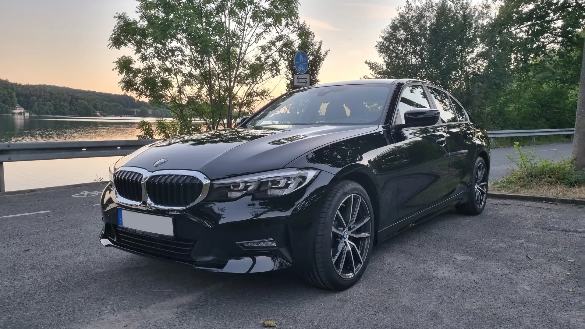 BMW 318 G20 - Scheckheft - TüV 06/2027 - TOP Zustand Schwarz - 1