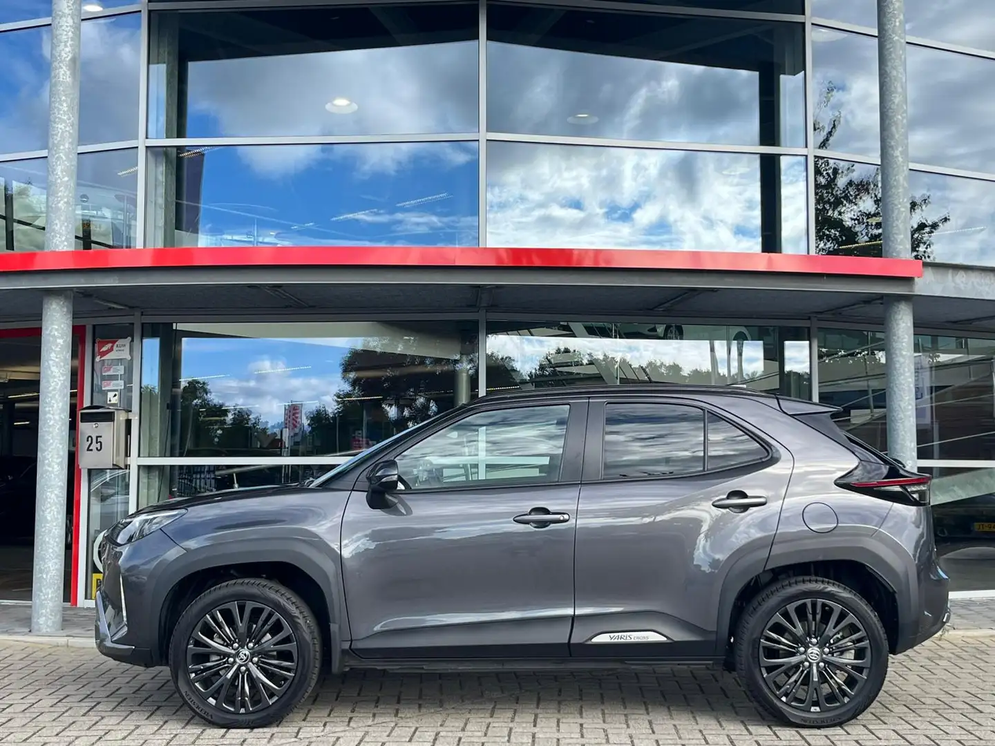Toyota Yaris Cross 1.5 Hybrid AWD-i Executive | Navigatie | Adaptive Gris - 2
