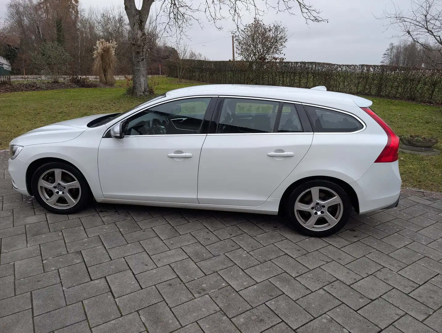 Volvo V60 V60 D3 Momentum R-Design Weiß - 1