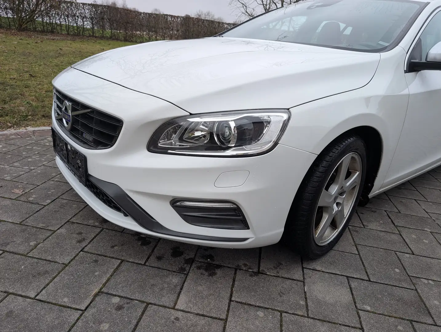 Volvo V60 V60 D3 Momentum R-Design Weiß - 2