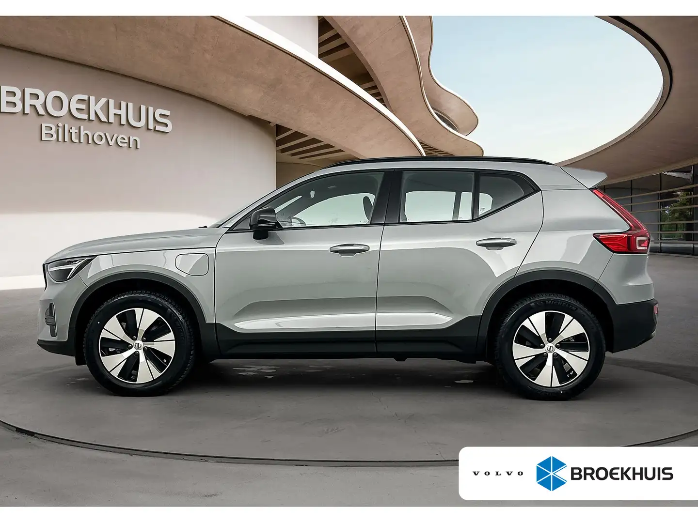 Volvo XC40 1.5 T4 Recharge Plus Dark | Voorruit verwarming | Grijs - 1