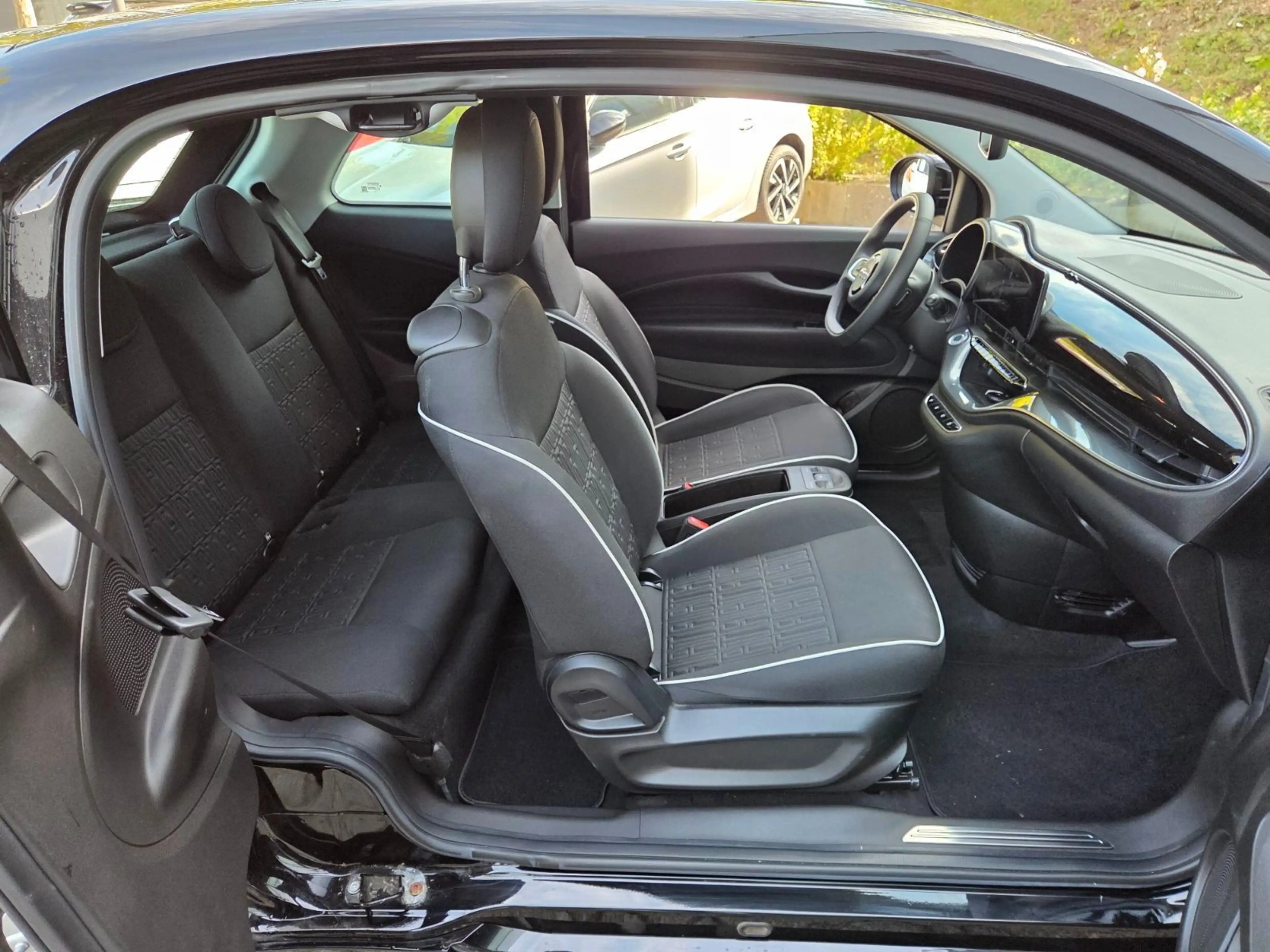 Fiat 500e 3+1 42 kWh *Style-Paket+Wallbox — photo 12