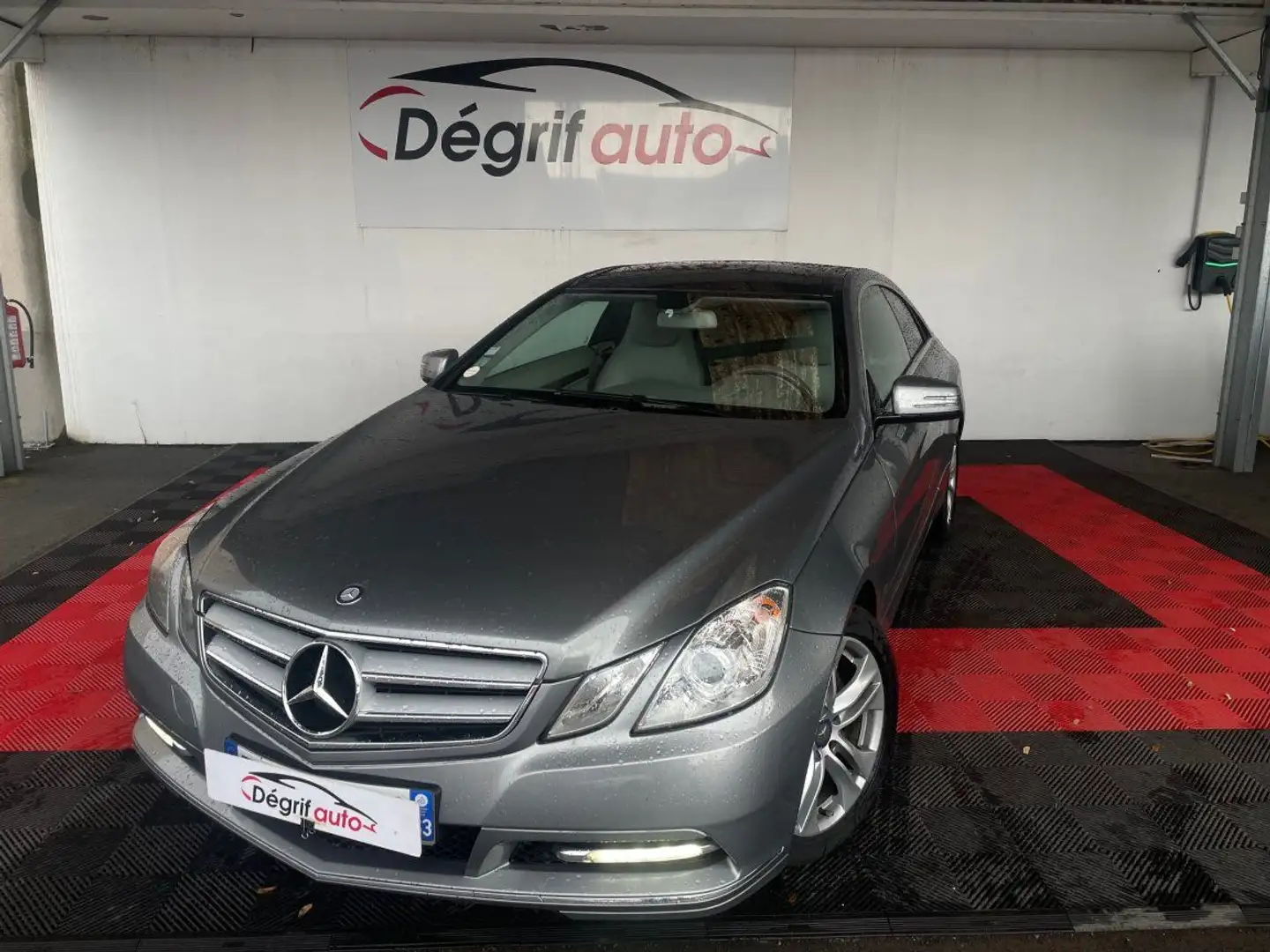 Mercedes-Benz E 300 COUPE Coupé 300 BlueEfficiency Executive A Gris - 1