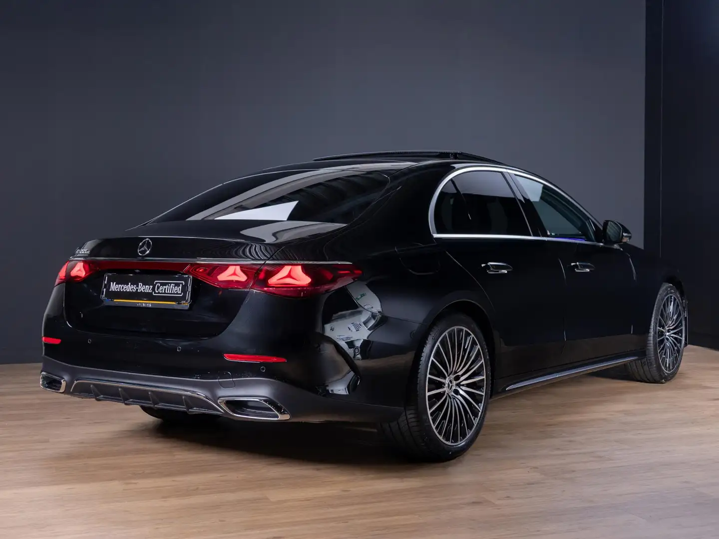 Mercedes-Benz E 300 Limousine e Sport Edition Premium PLUS | Panorama Zwart - 2