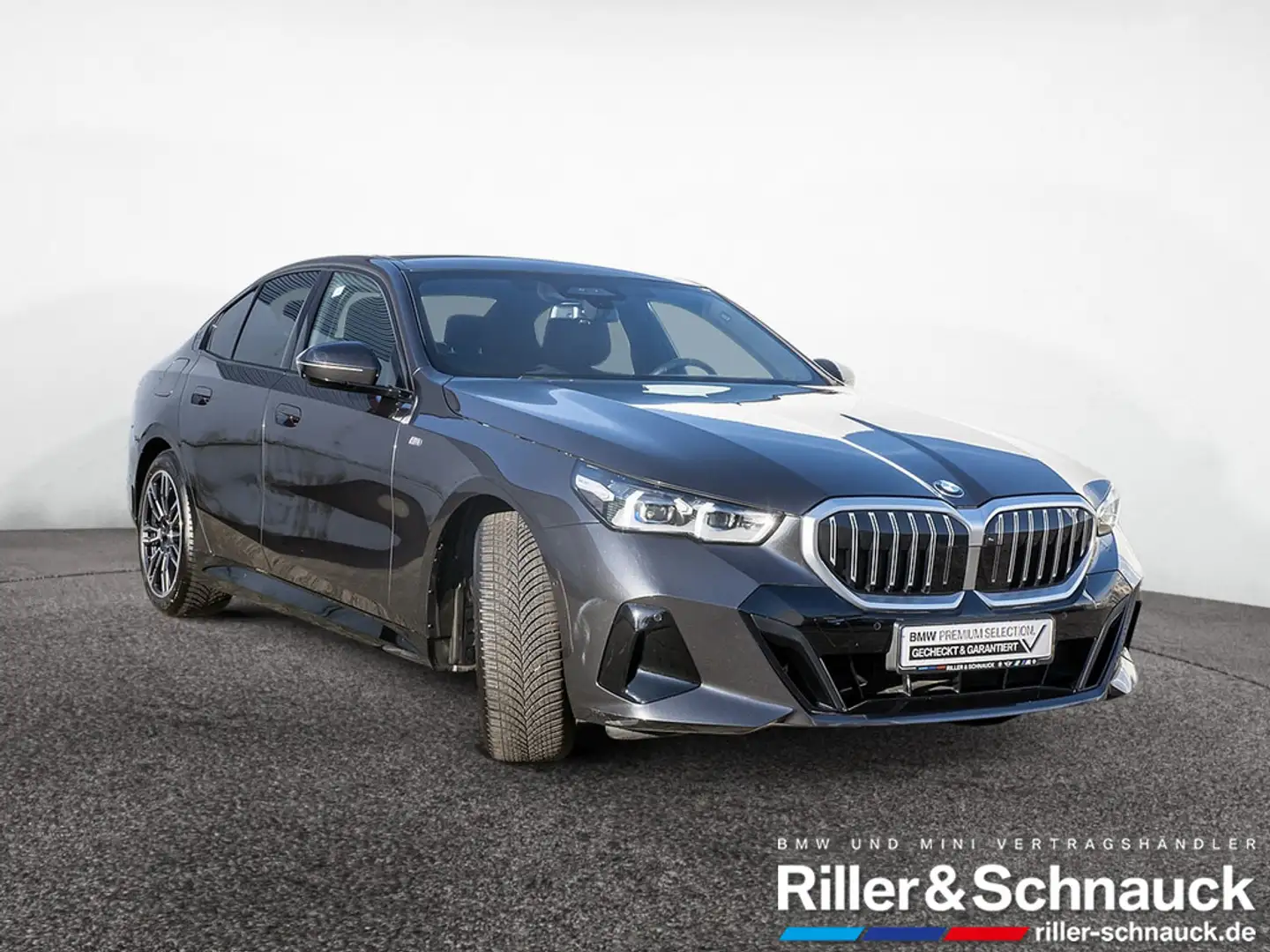 BMW 520 i M-Sport AHK+PANO+HUD+ACC+MEM Grau - 2