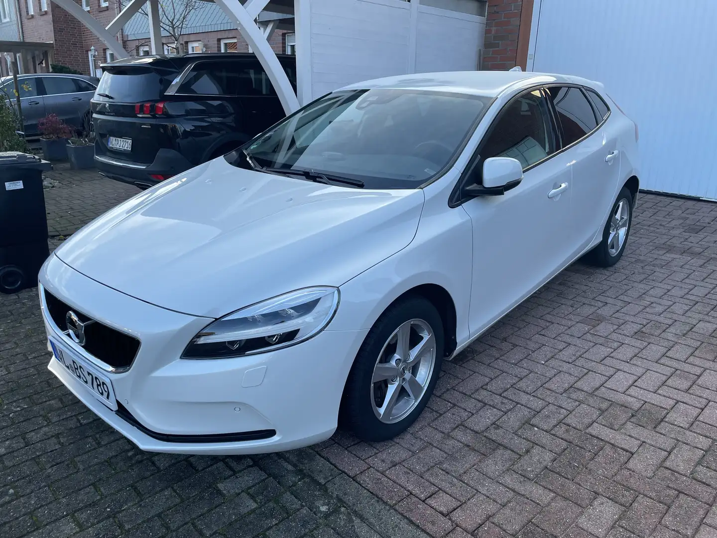 Volvo V40 D4 Momentum Geartronic/Automatik/Tüv Neu/Navi/LED Bianco - 1