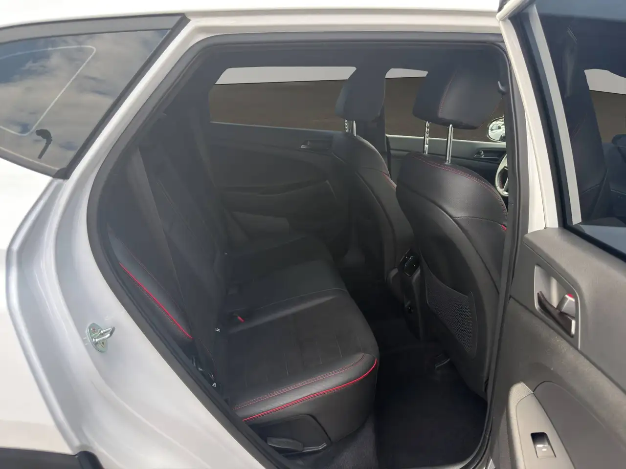 Hyundai TUCSON 1.6 T-GDI N LINE + STANDHEIZUNG + NAVI + AHK WENIG KILOMETER, миниатюра 18