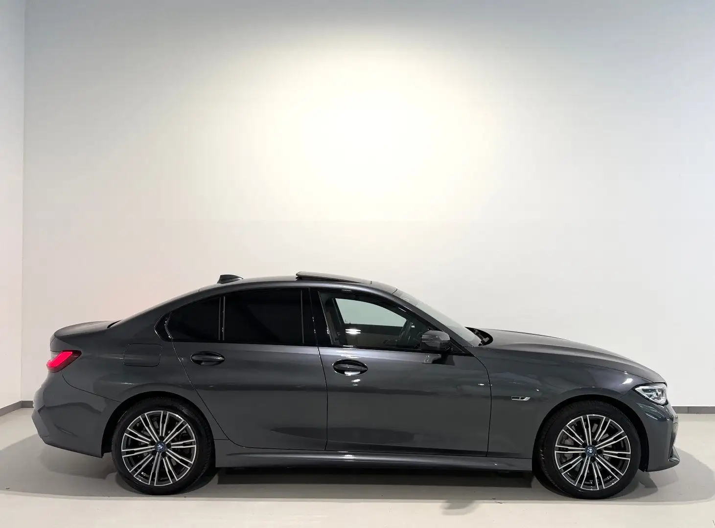 BMW 330 e G20 Aut/M-Sport/Schiebedach/HEAD-UP/AHK/LED Grau - 2