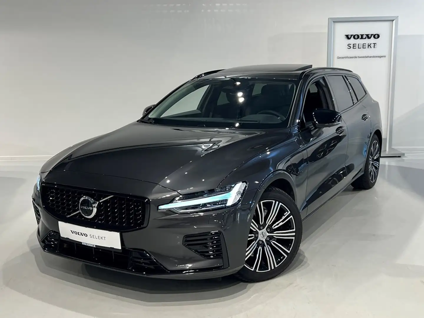 Volvo V60 T8 Recharge Ultra + electr trekhaak Šedá - 1