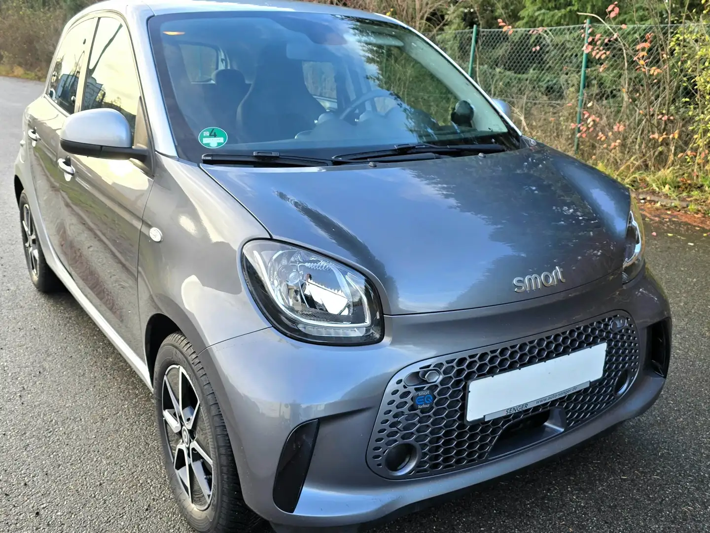 smart forFour EQ electric drive! TÜV NEU! 2.Hd.! Navi! SHZ!.. Gris - 1