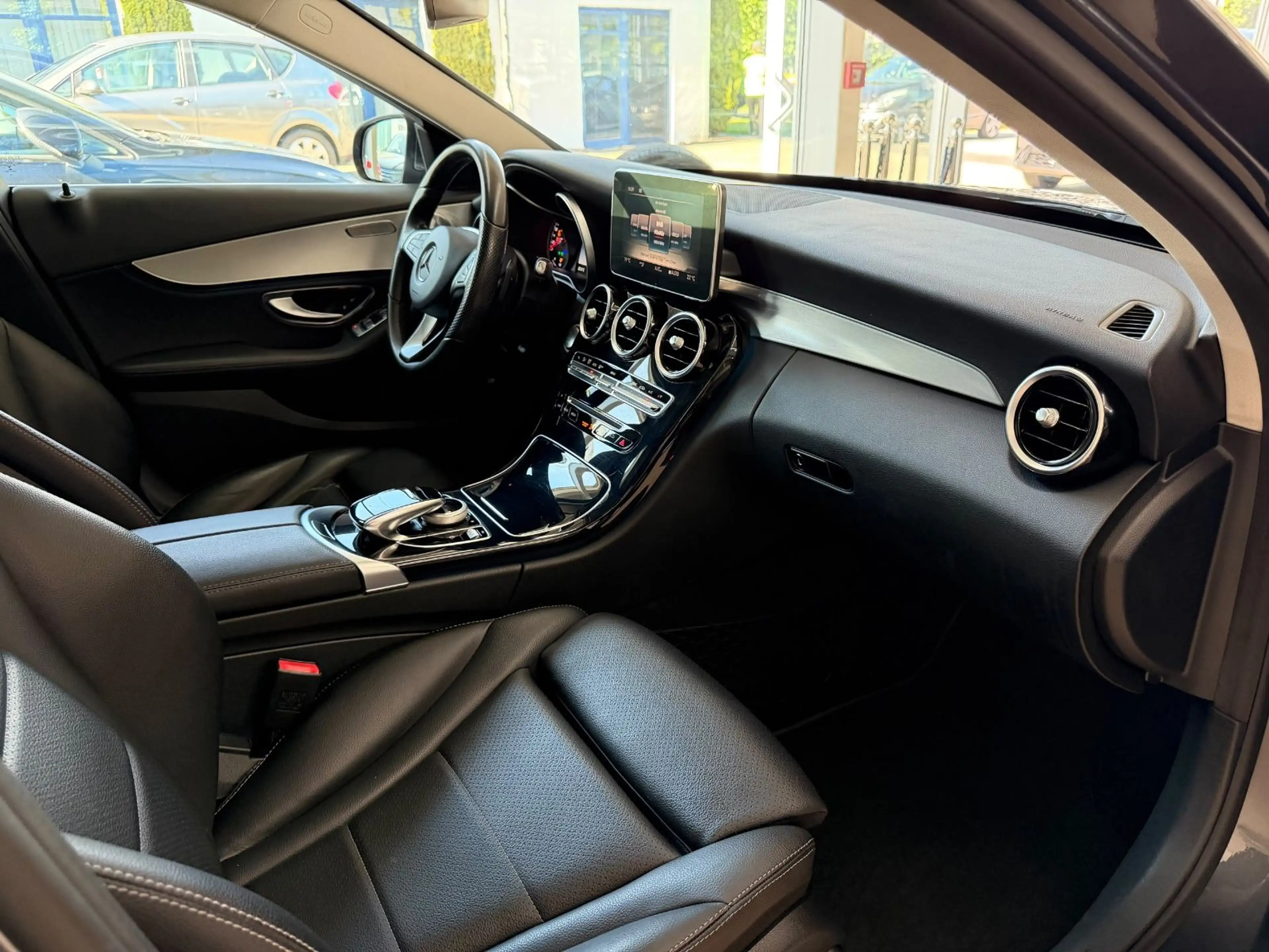 Mercedes-Benz C 250 dT Avantgarde Pano 360° Burm HUD Distr AHK — photo 11