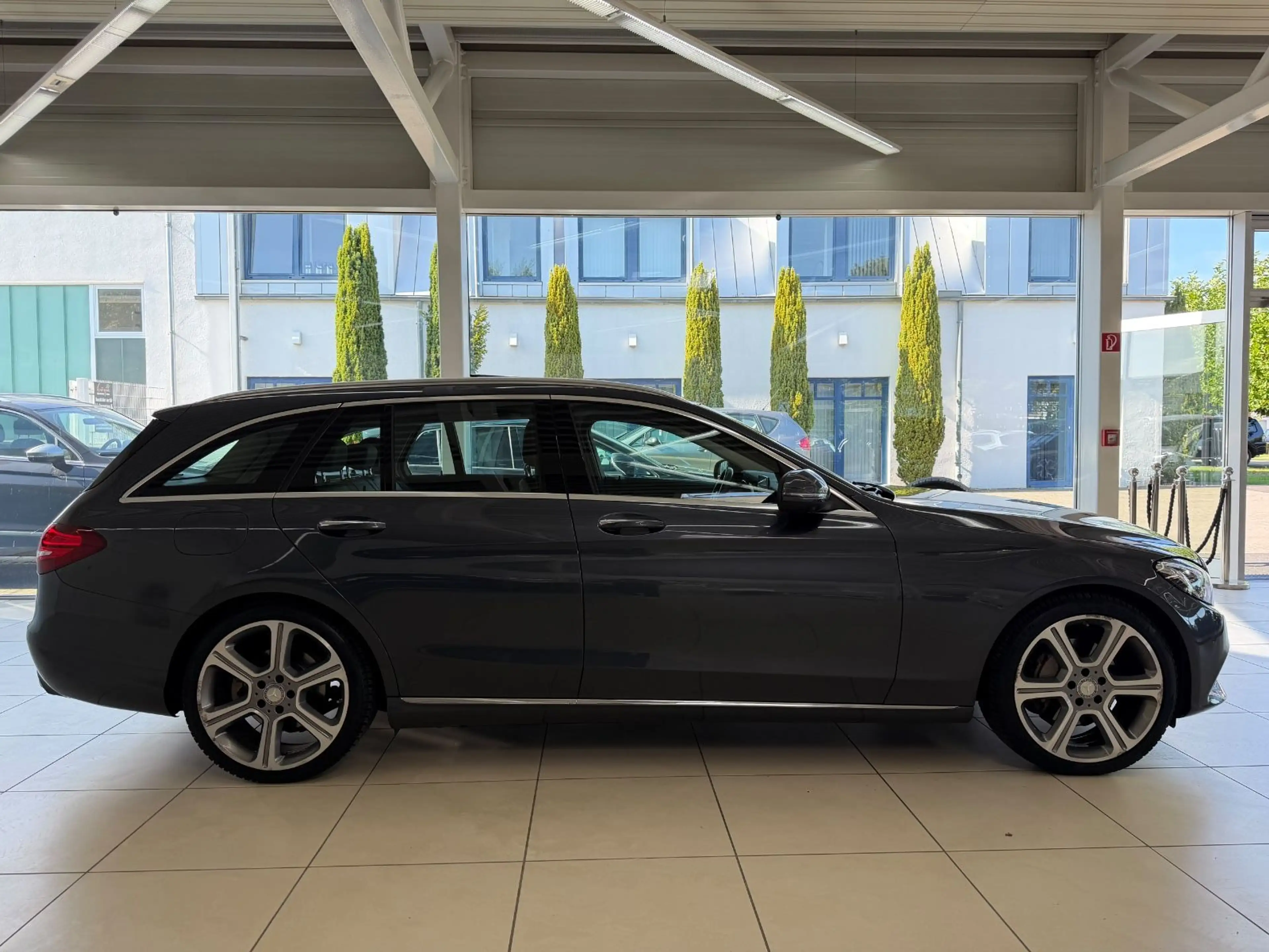 Mercedes-Benz C 250 dT Avantgarde Pano 360° Burm HUD Distr AHK — photo 4